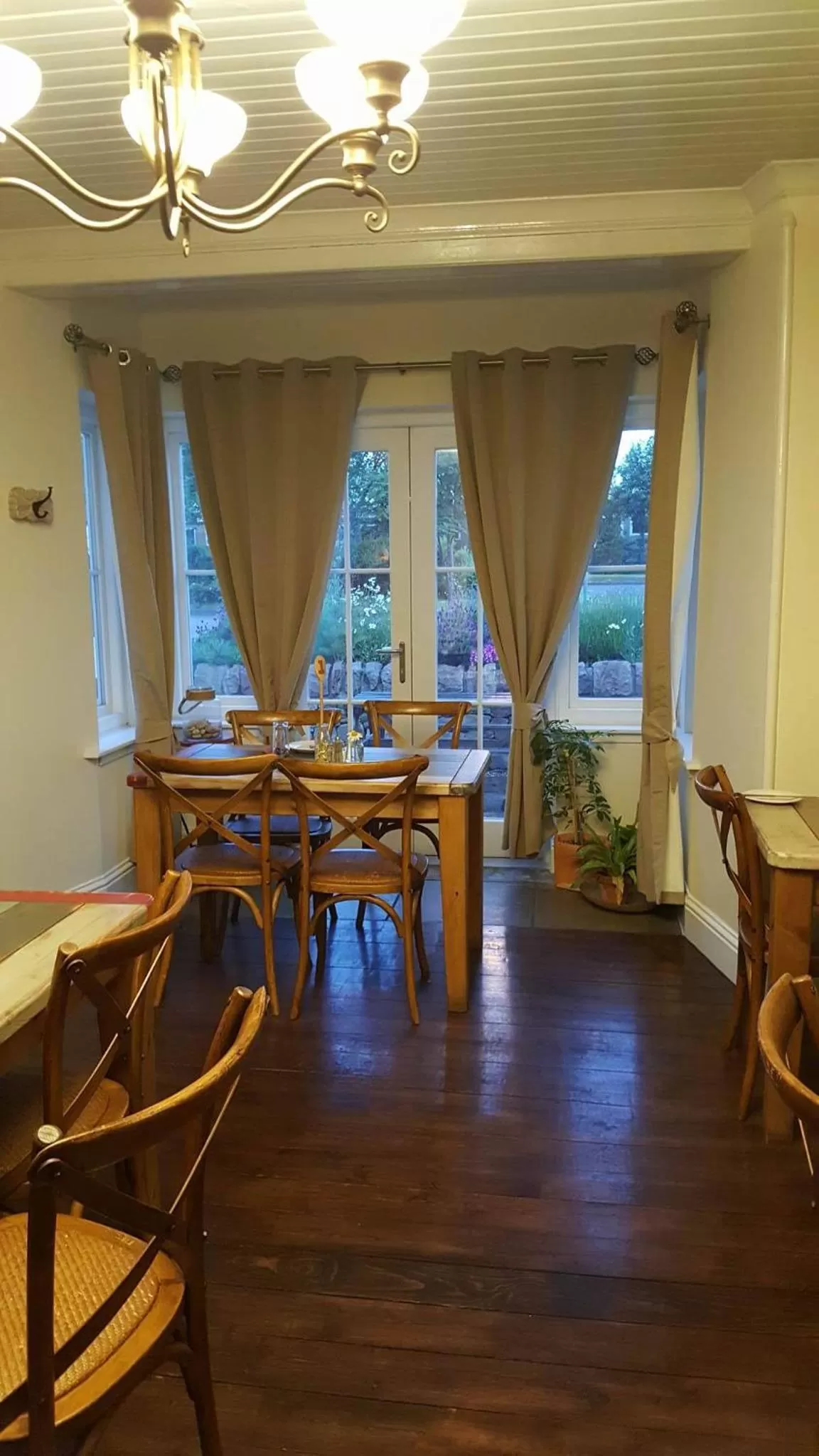 Restaurant/places to eat in The Ship Inn