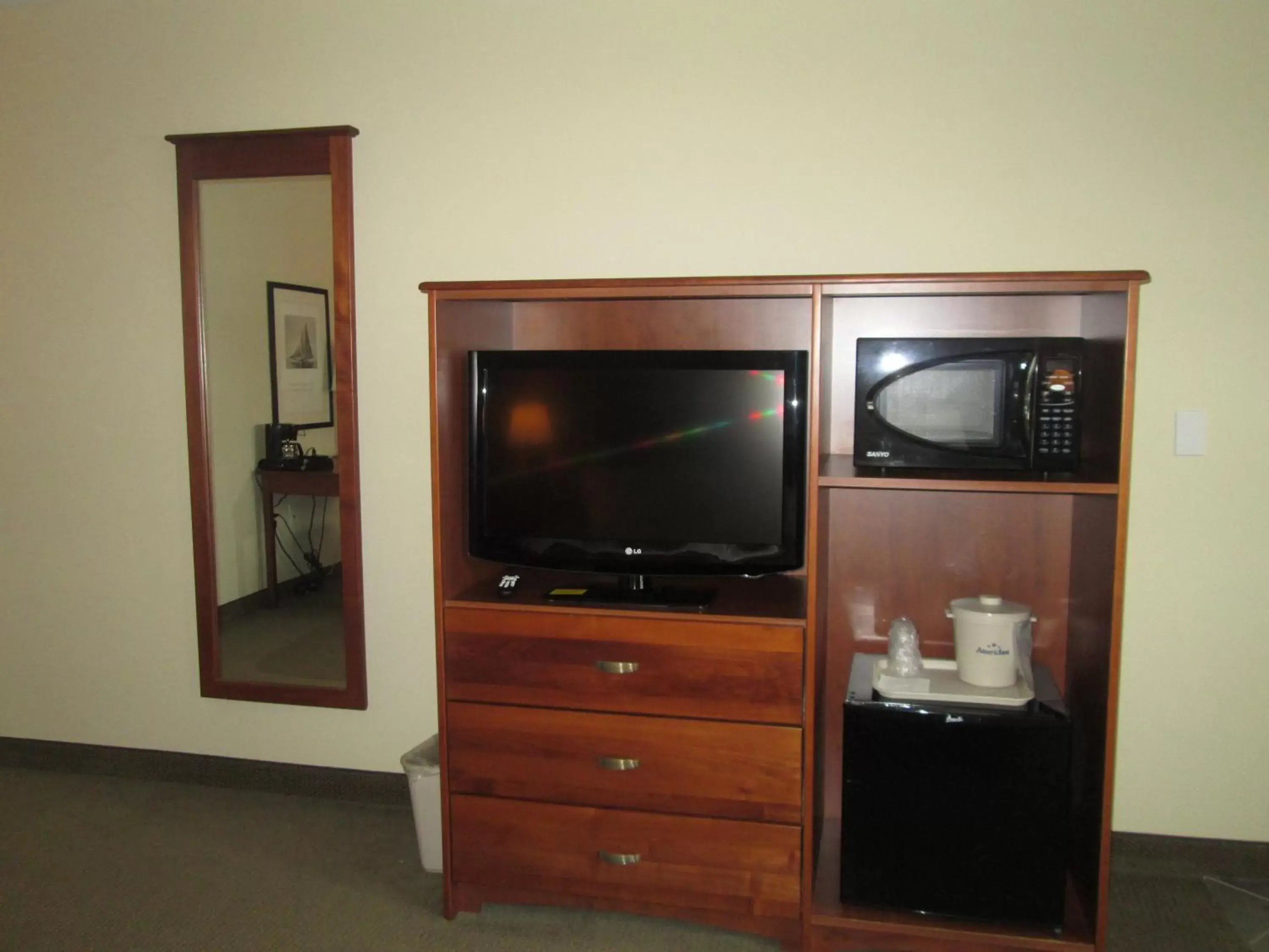 TV and multimedia, TV/Entertainment Center in AmericInn by Wyndham Charlevoix