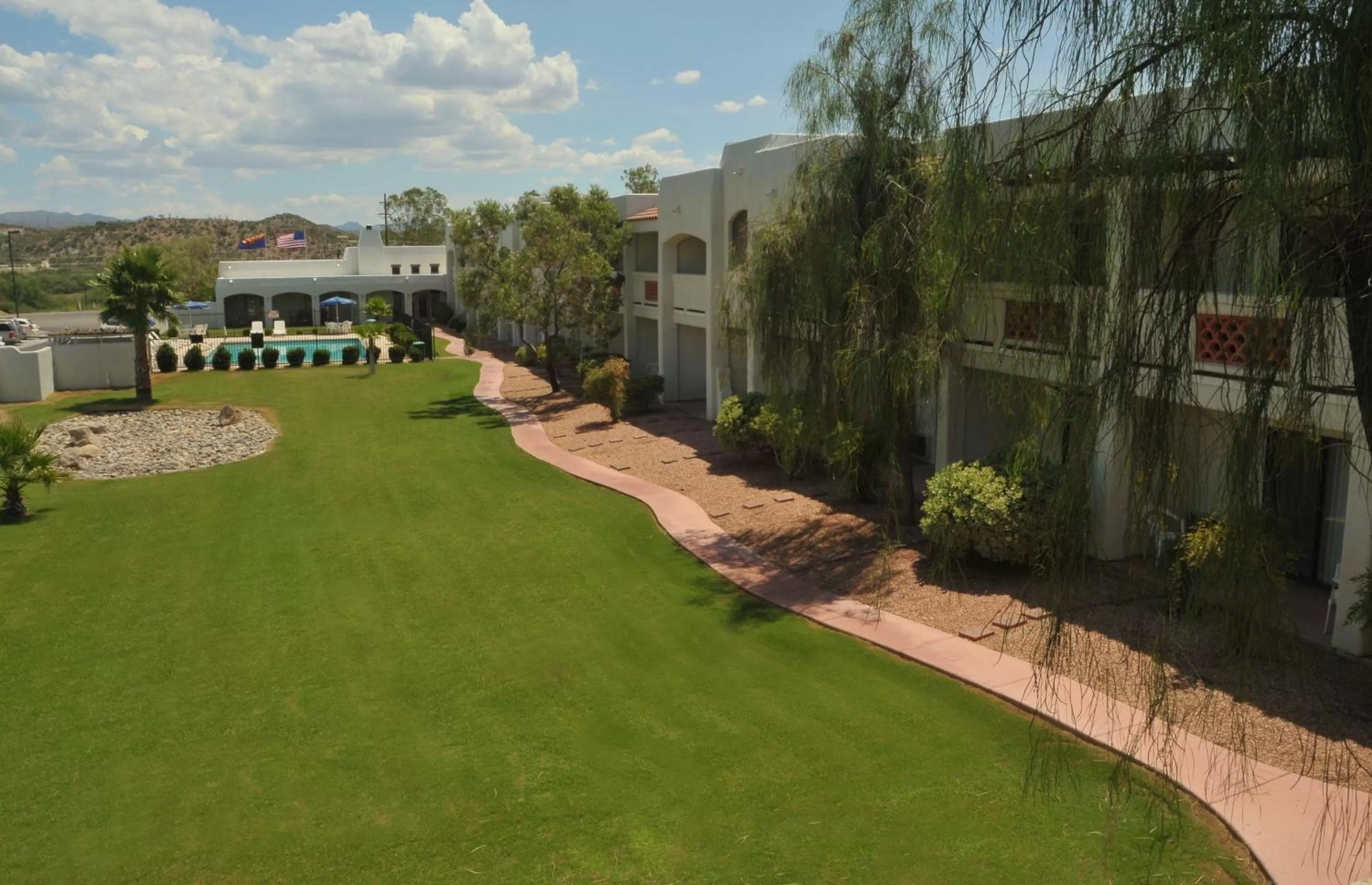 Property building in Los Viajeros Inn