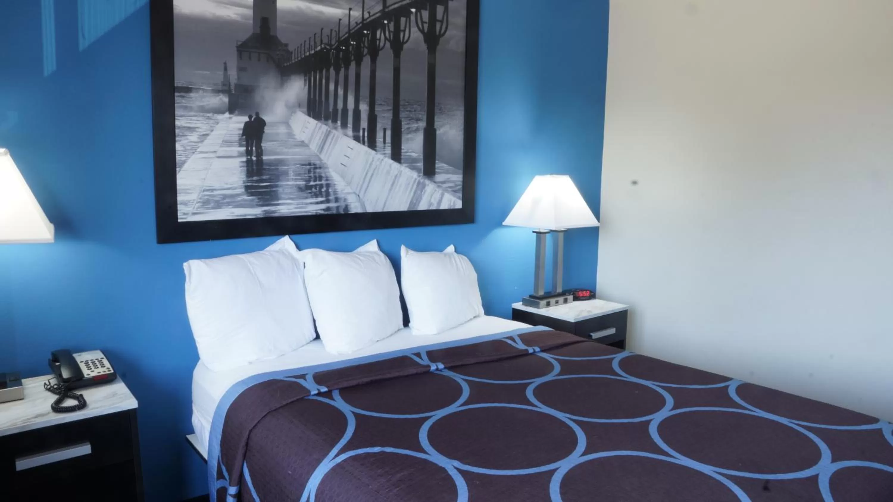 Bed in Rodeway Inn Elkhart