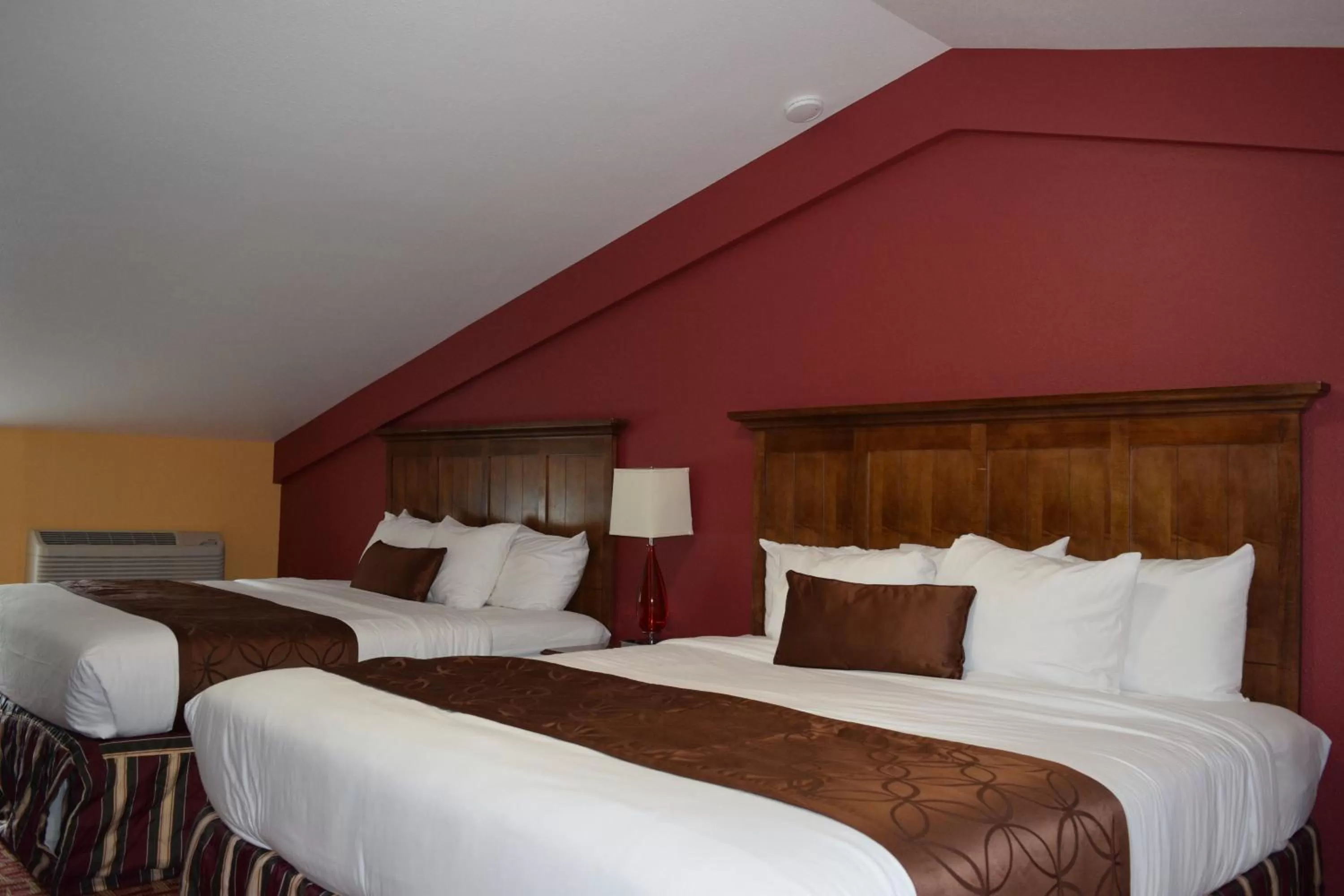 Bedroom, Bed in Dew Drop Inn