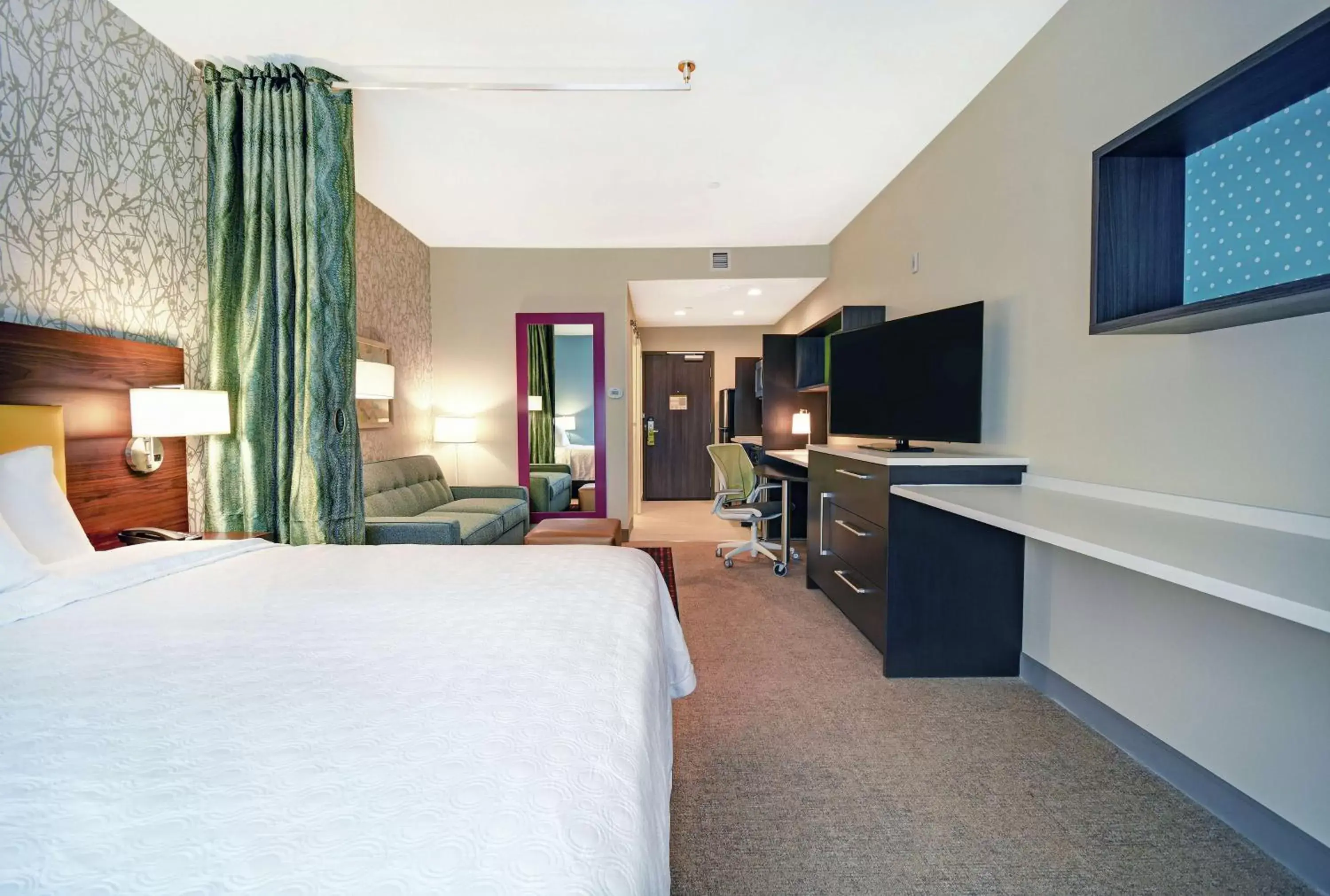 Bedroom, TV/Entertainment Center in Home2 Suites By Hilton Beloit