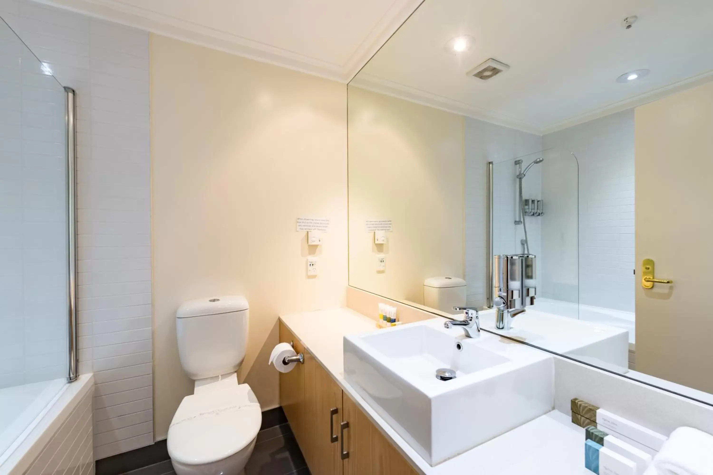 Bathroom in Paihia Beach Resort & Spa Hotel