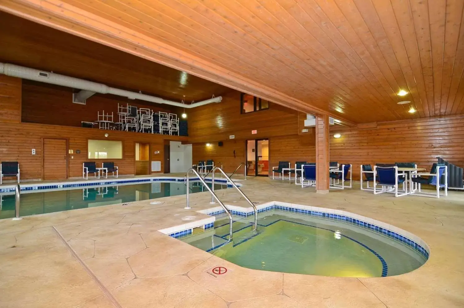 Swimming Pool in Best Western Park Oasis Inn