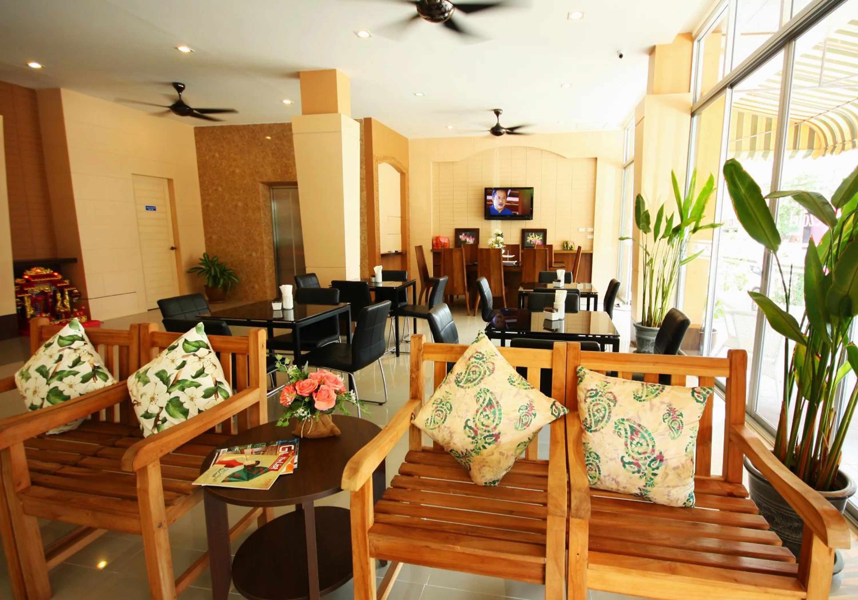 Restaurant/places to eat in Breezotel - SHA Certified