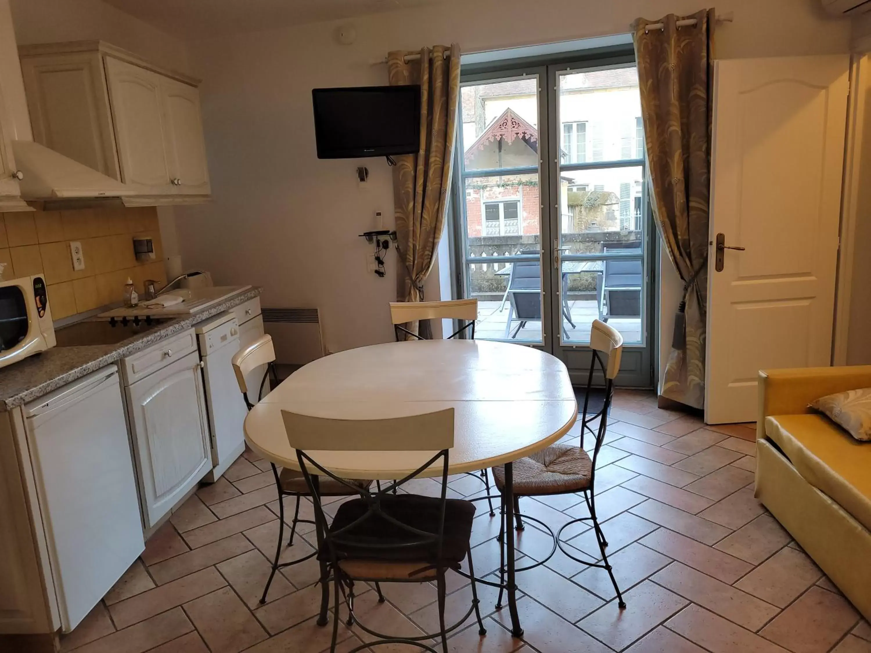 Kitchen or kitchenette, Dining Area in La Villa des Consuls