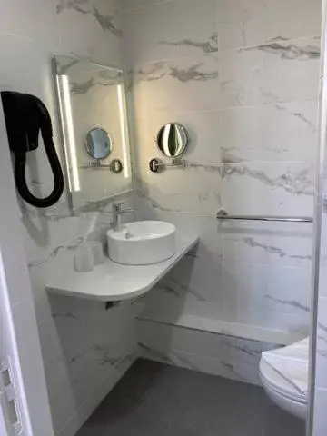 Bathroom in Hôtel Coeur De Loire