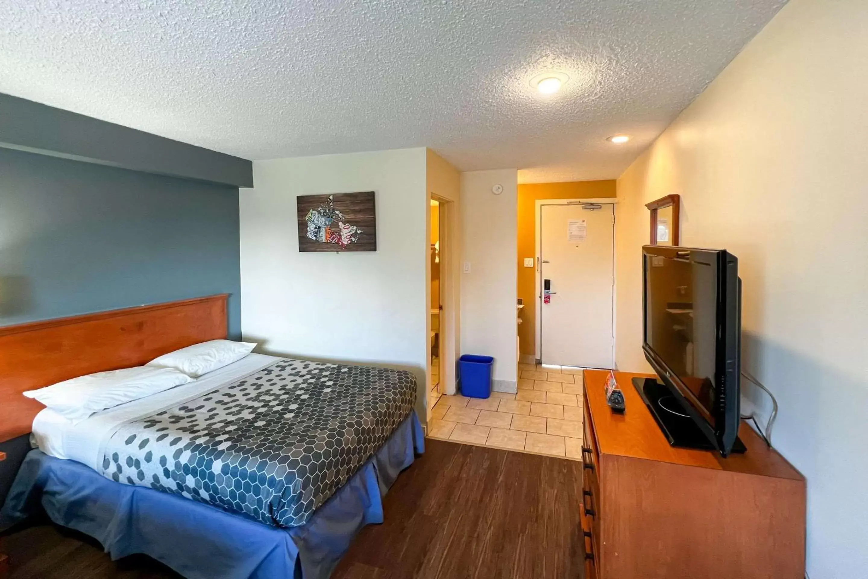 Bedroom, Bed in Econo Lodge Motel Village