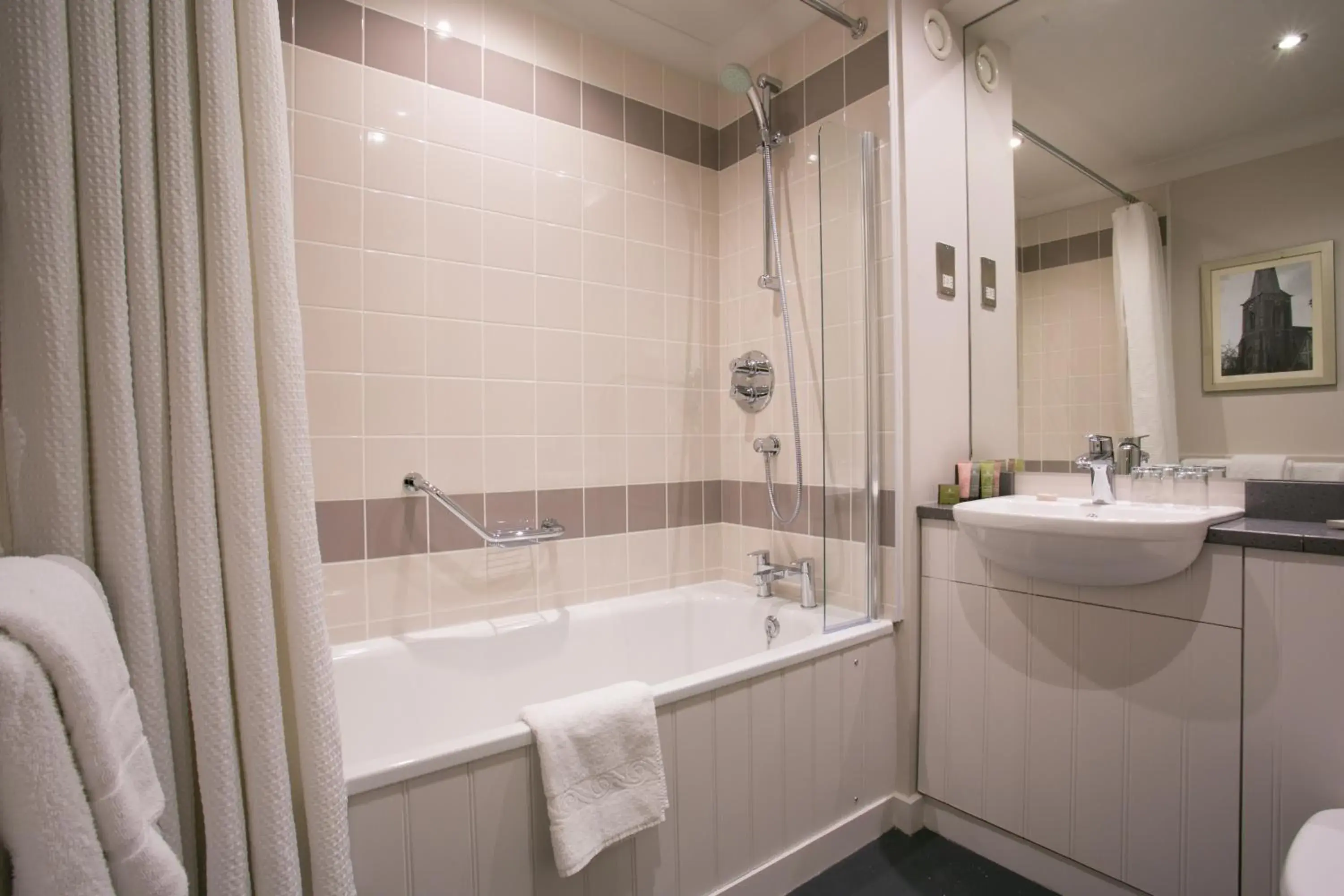 Bathroom in Dukes Head Hotel