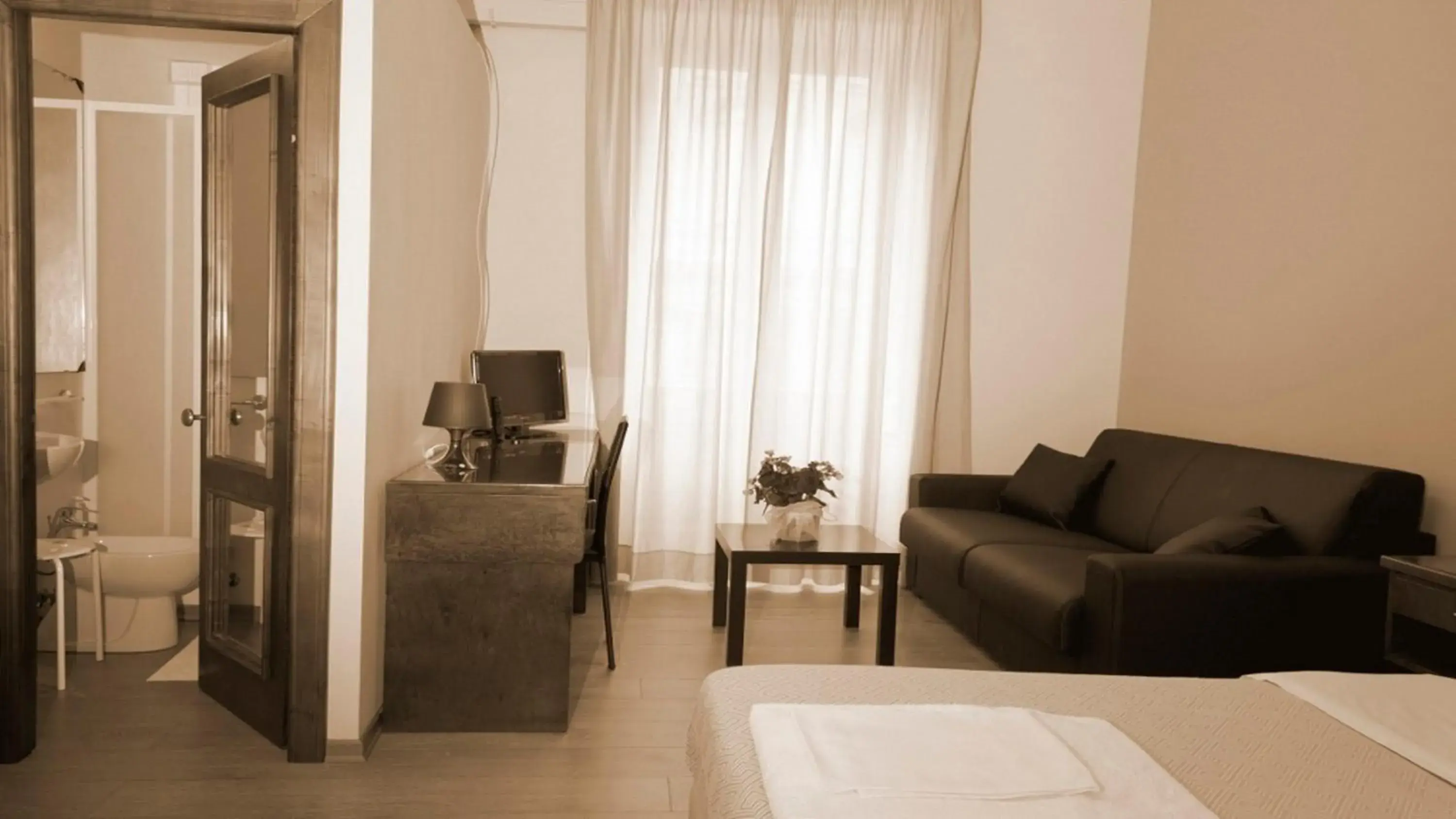 Bathroom, Seating Area in Hotel Suisse