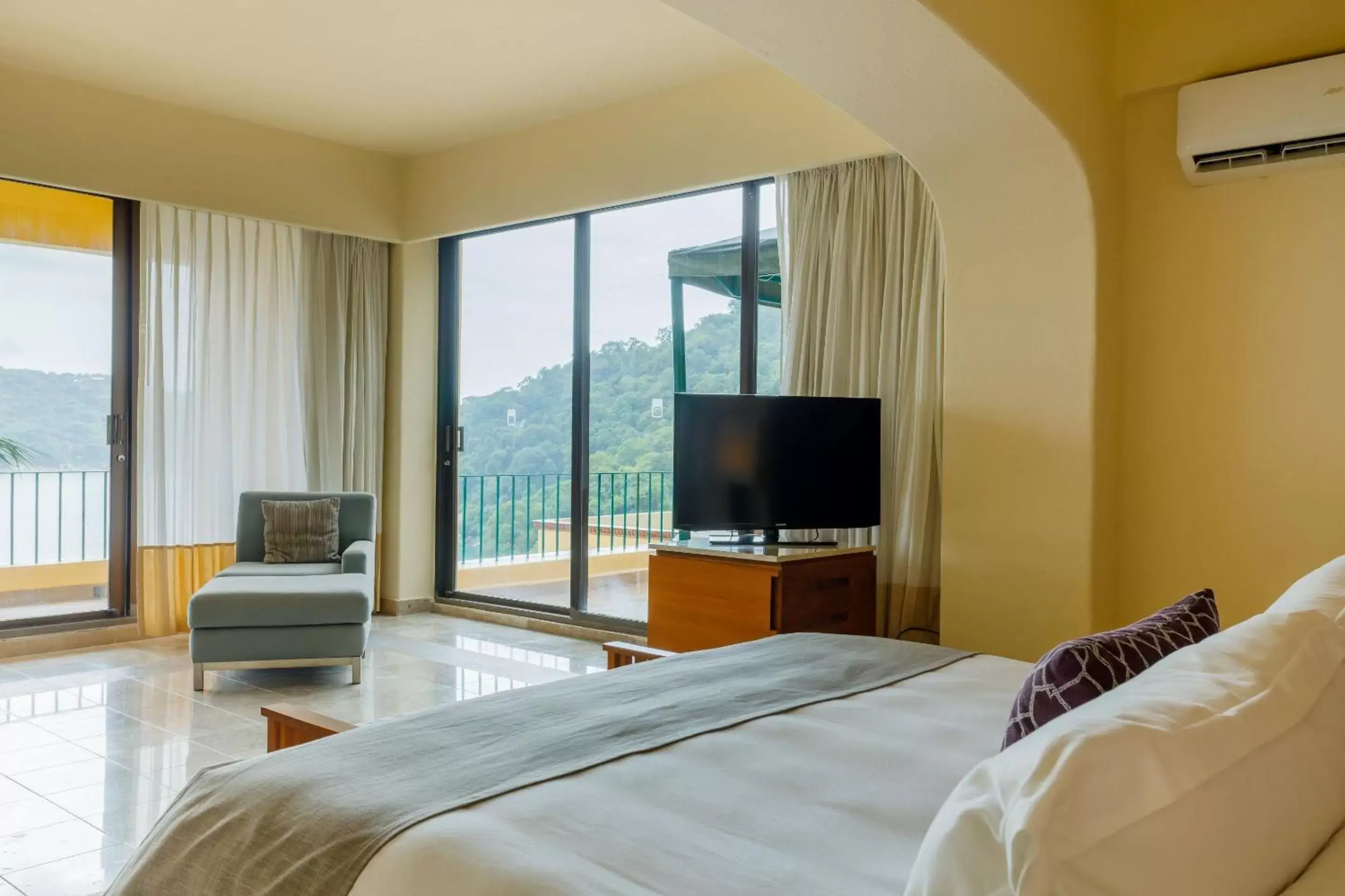 Photo of the whole room, TV/Entertainment Center in Camino Real Acapulco Diamante