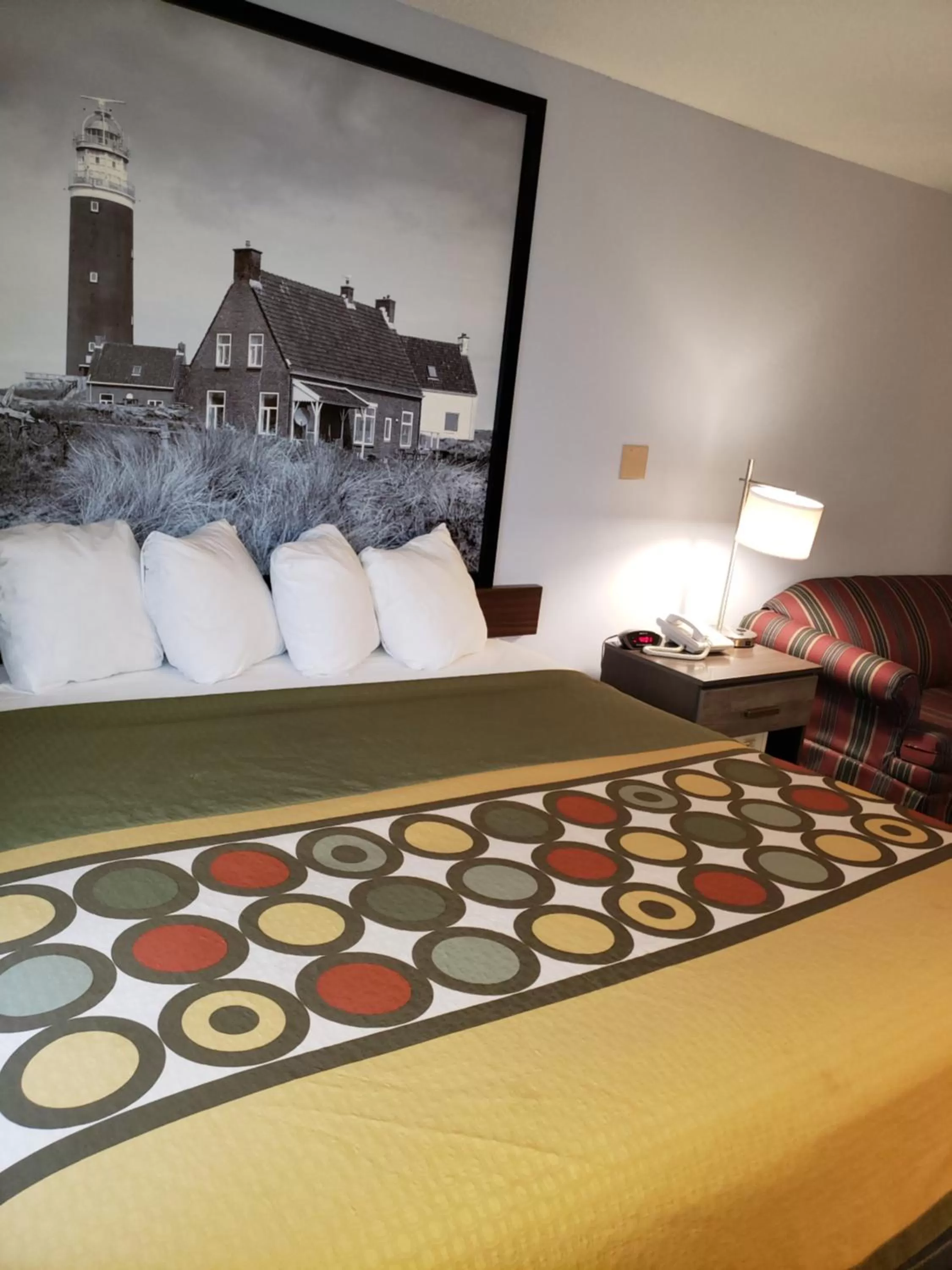 Photo of the whole room, Bed in Super 8 by Wyndham Milwaukee Airport