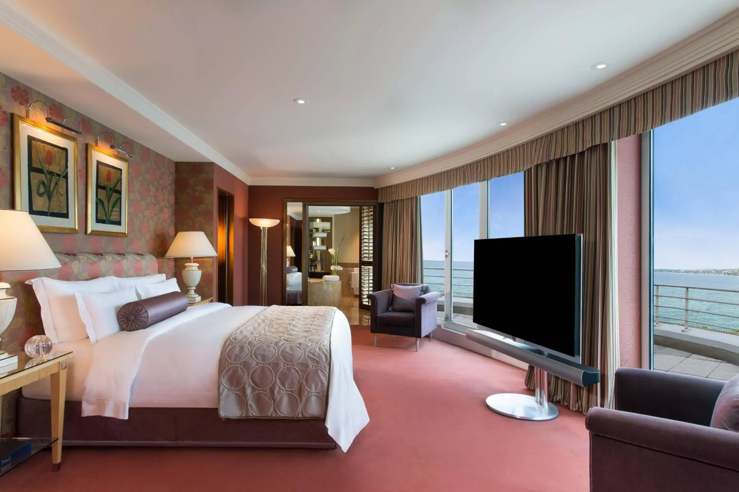 Bedroom, TV/Entertainment Center in Hotel President Wilson, a Luxury Collection Hotel, Geneva