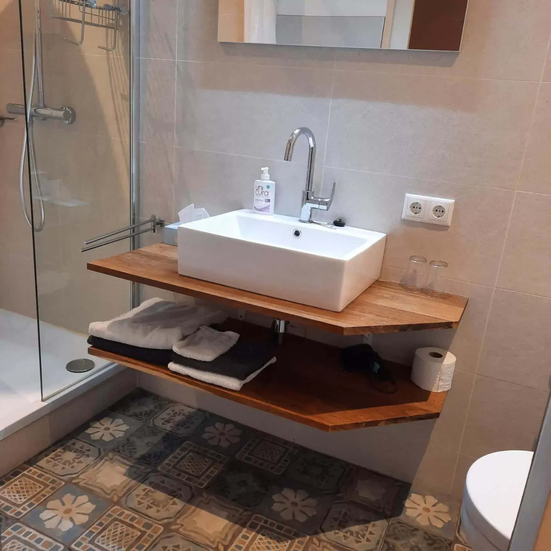 Bathroom in Lekkerwegbijleeuwen, 1 minuut naar hartje centrum