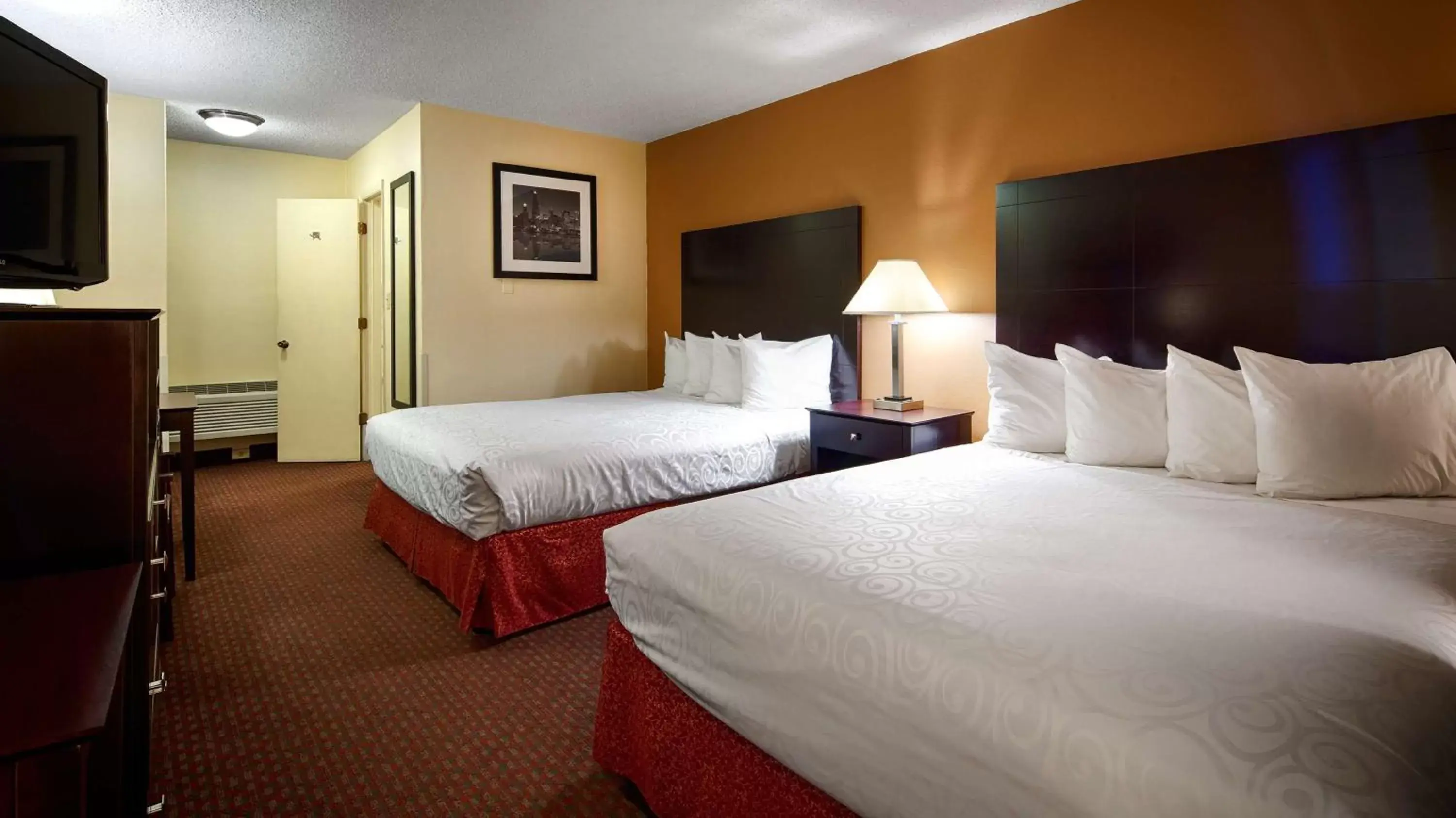 Photo of the whole room, Bed in Best Western Inn of St. Charles