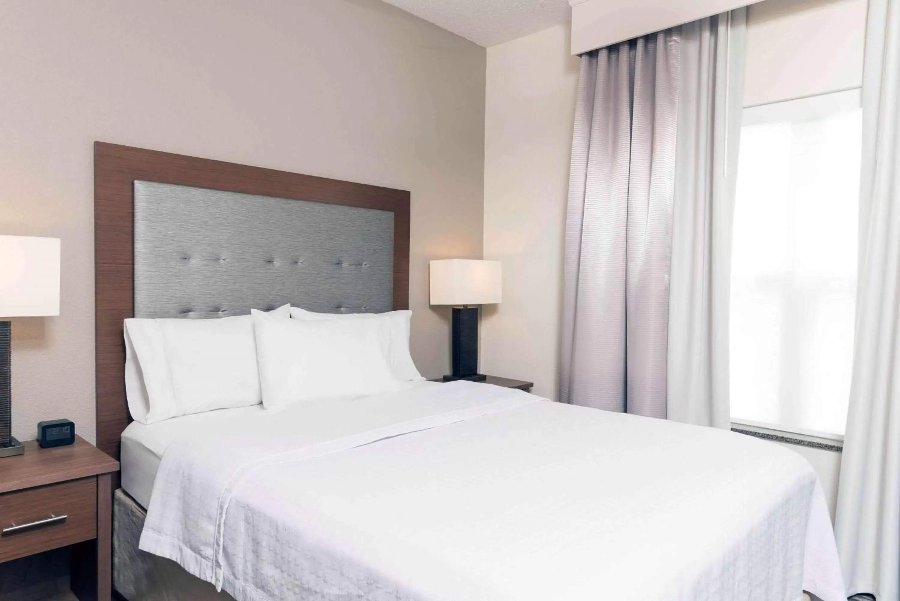 Bed in Homewood Suites by Hilton Indianapolis Airport / Plainfield