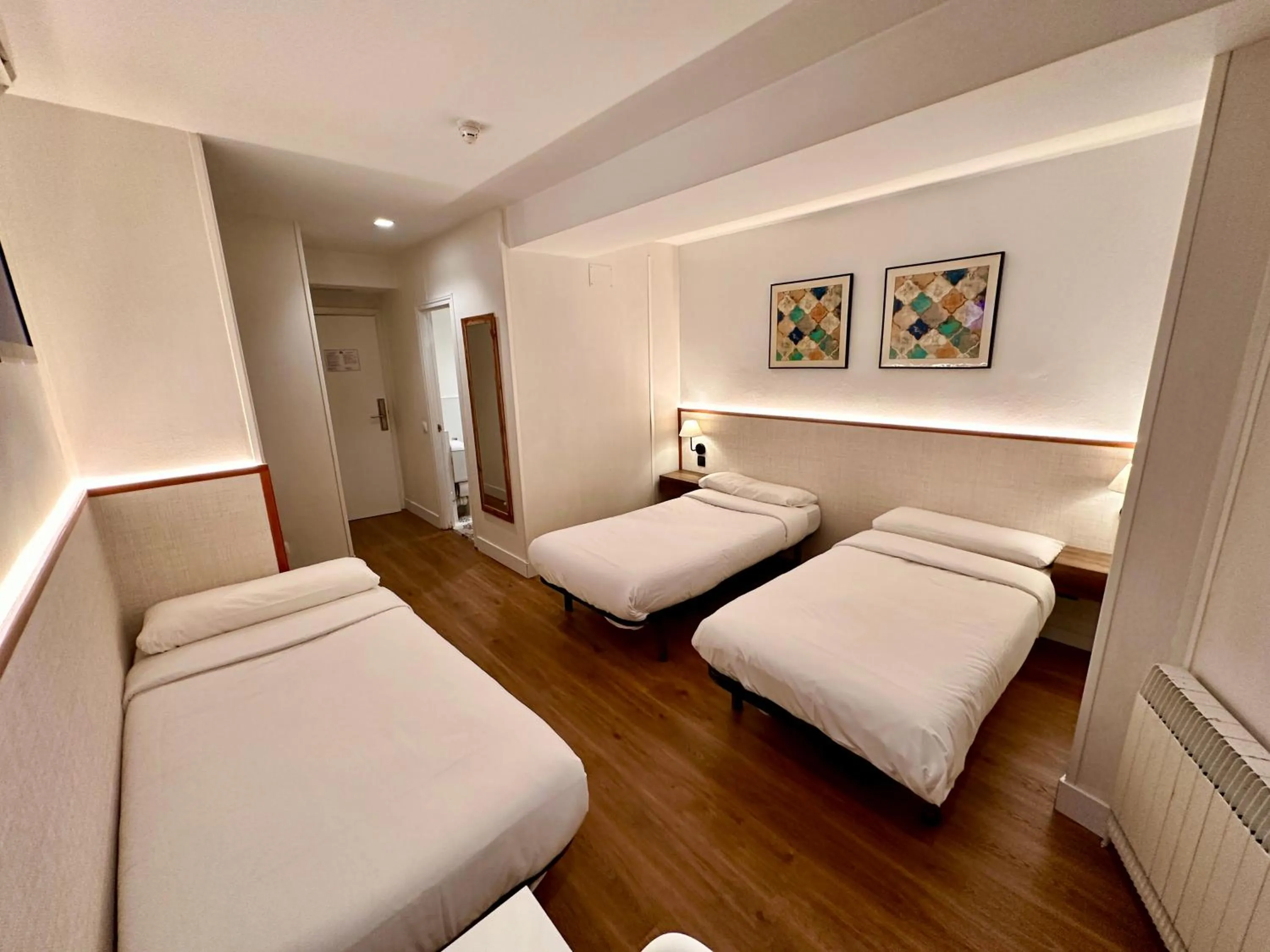 Photo of the whole room, Bed in Far Home Gran Vía