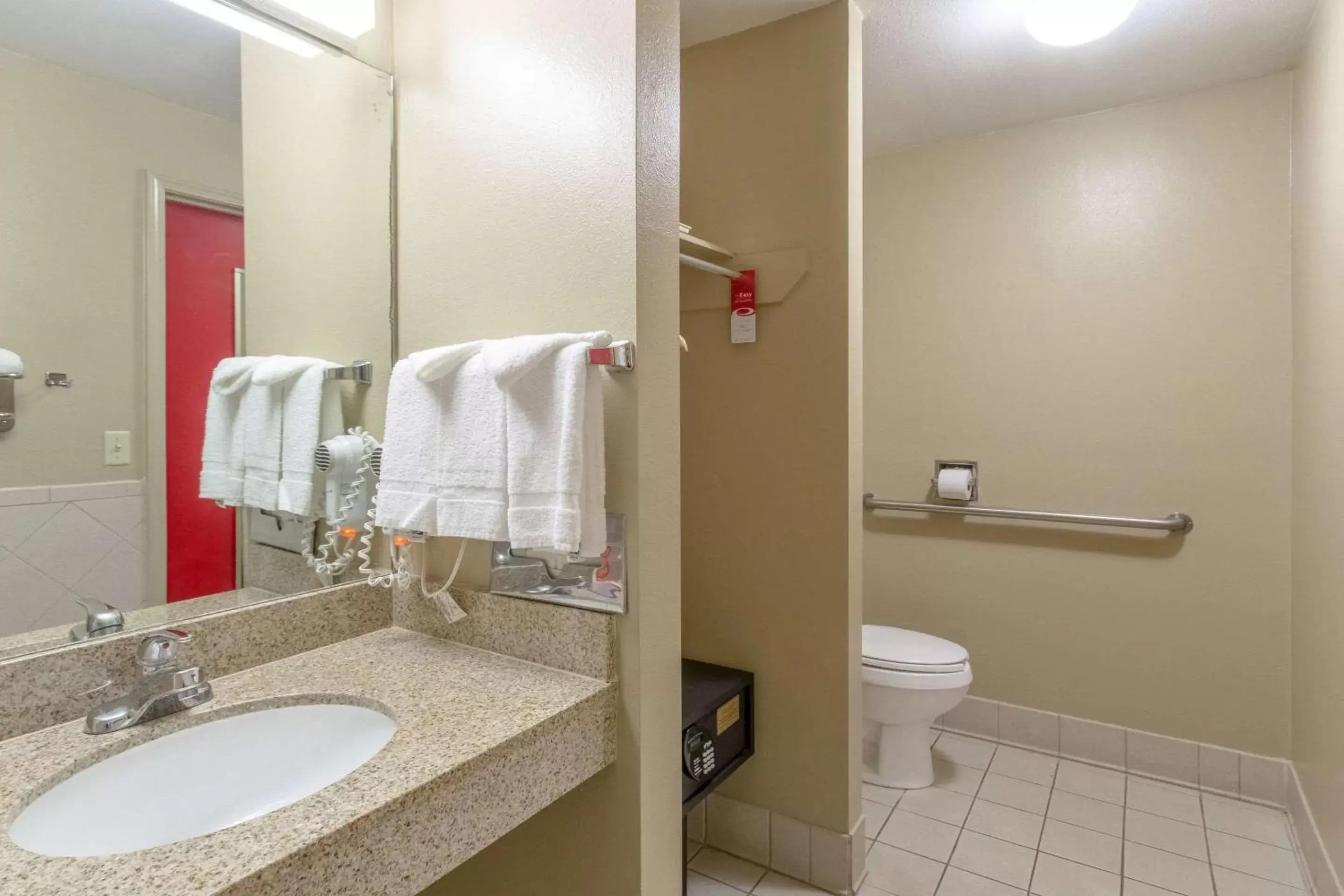 Bathroom in Econo Lodge Inn & Suites I-35 at Shawnee Mission