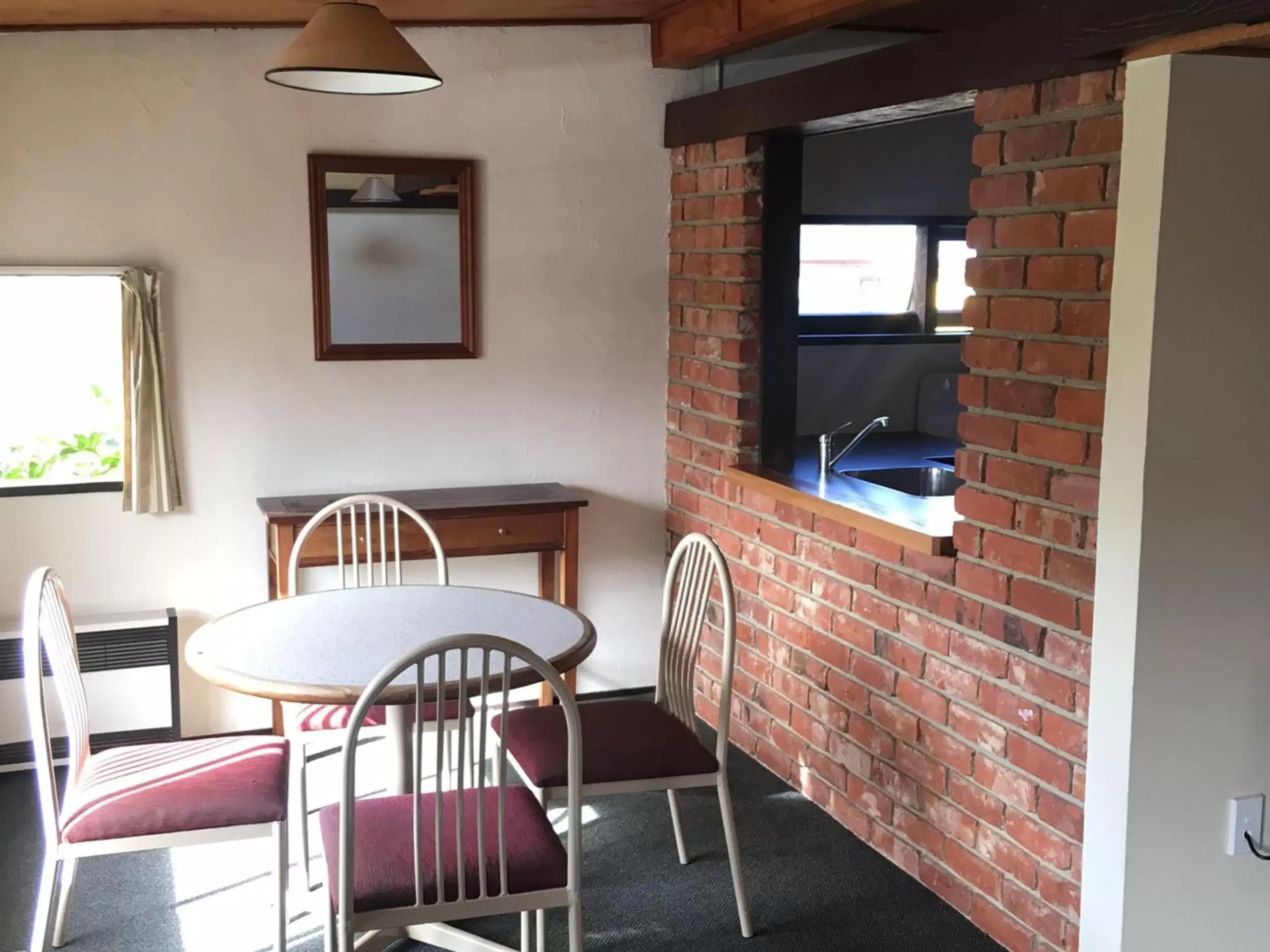 Dining Area in Woodlands Motels And Apartments