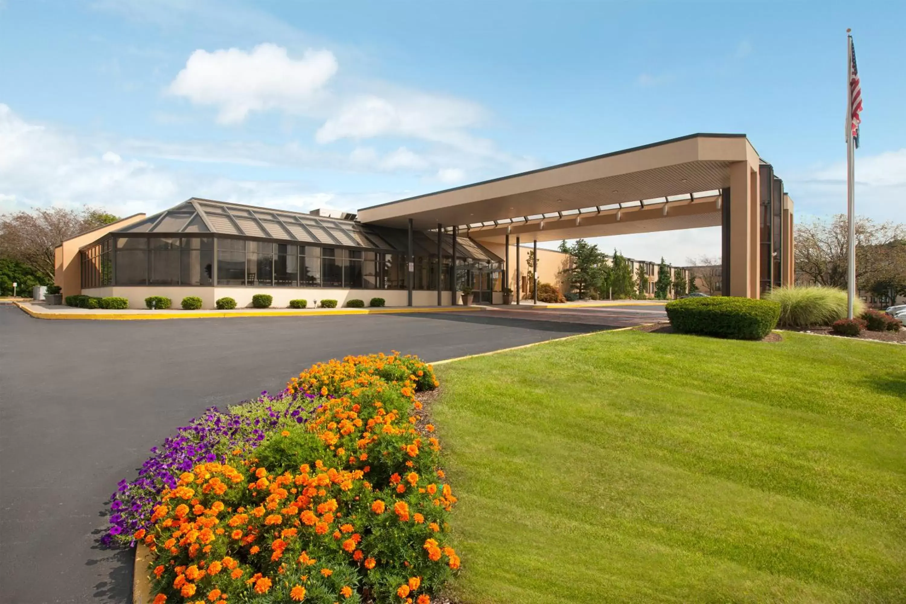 Facade/entrance, Property Building in Days Hotel by Wyndham Allentown Airport / Lehigh Valley