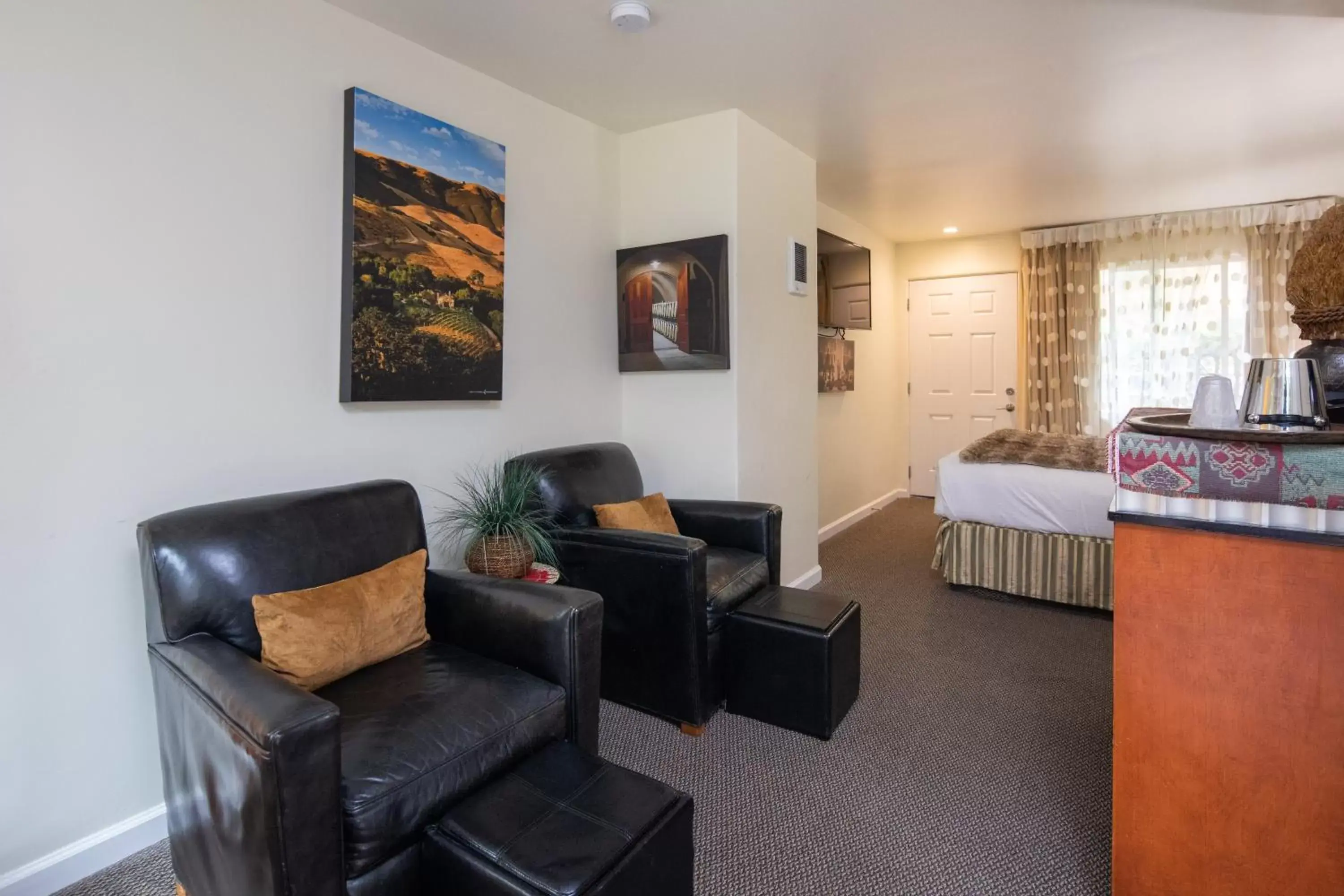 Seating Area in The Vendange Carmel Inn & Suites