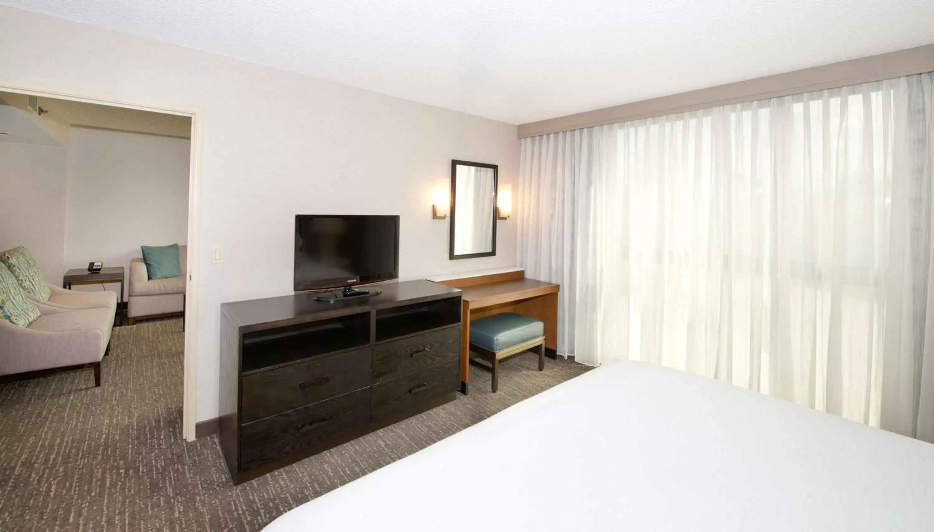 Bedroom, TV/Entertainment Center in Embassy Suites by Hilton Seattle North Lynnwood