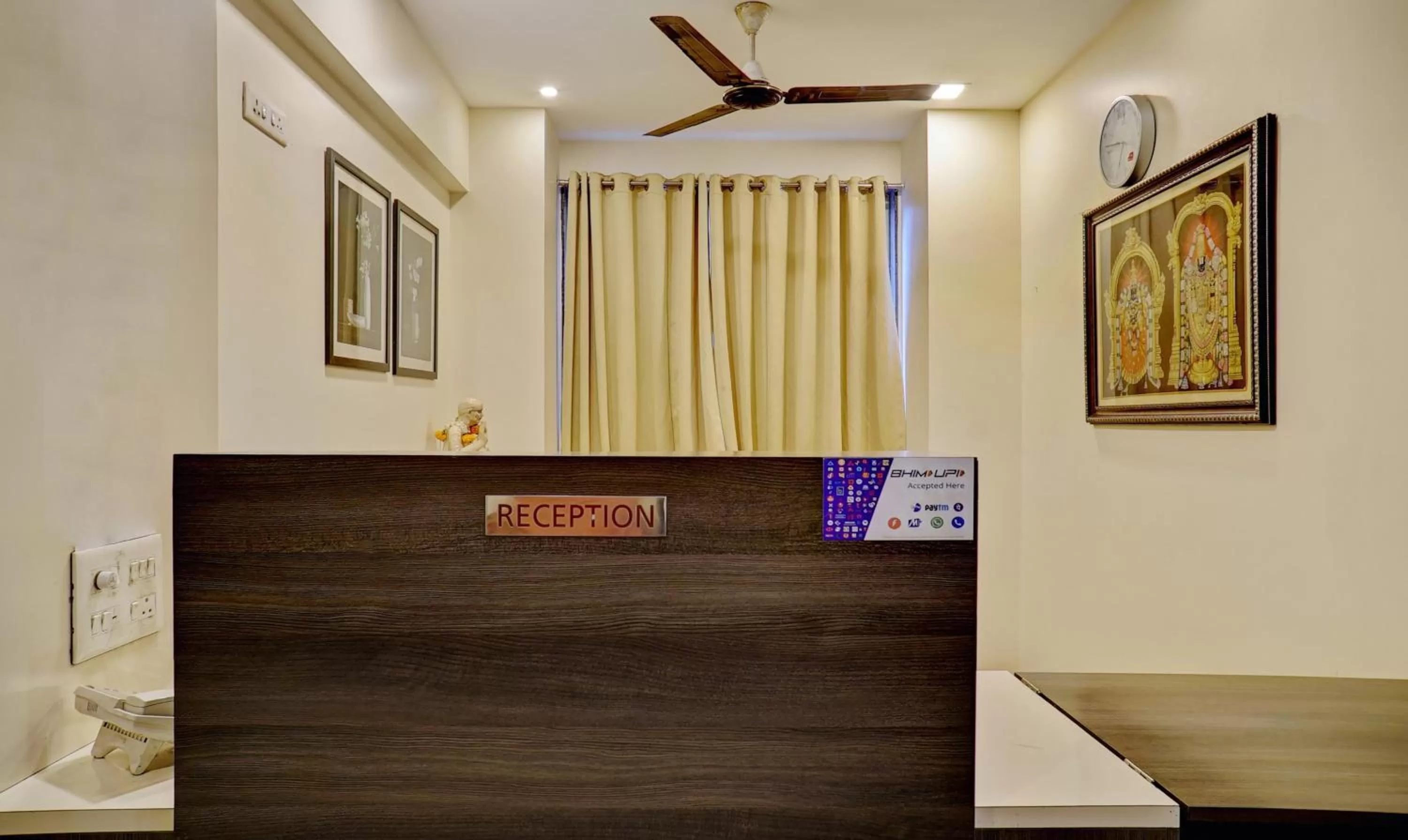 Lobby or reception, Bed in Treebo Bhagyashree Executive