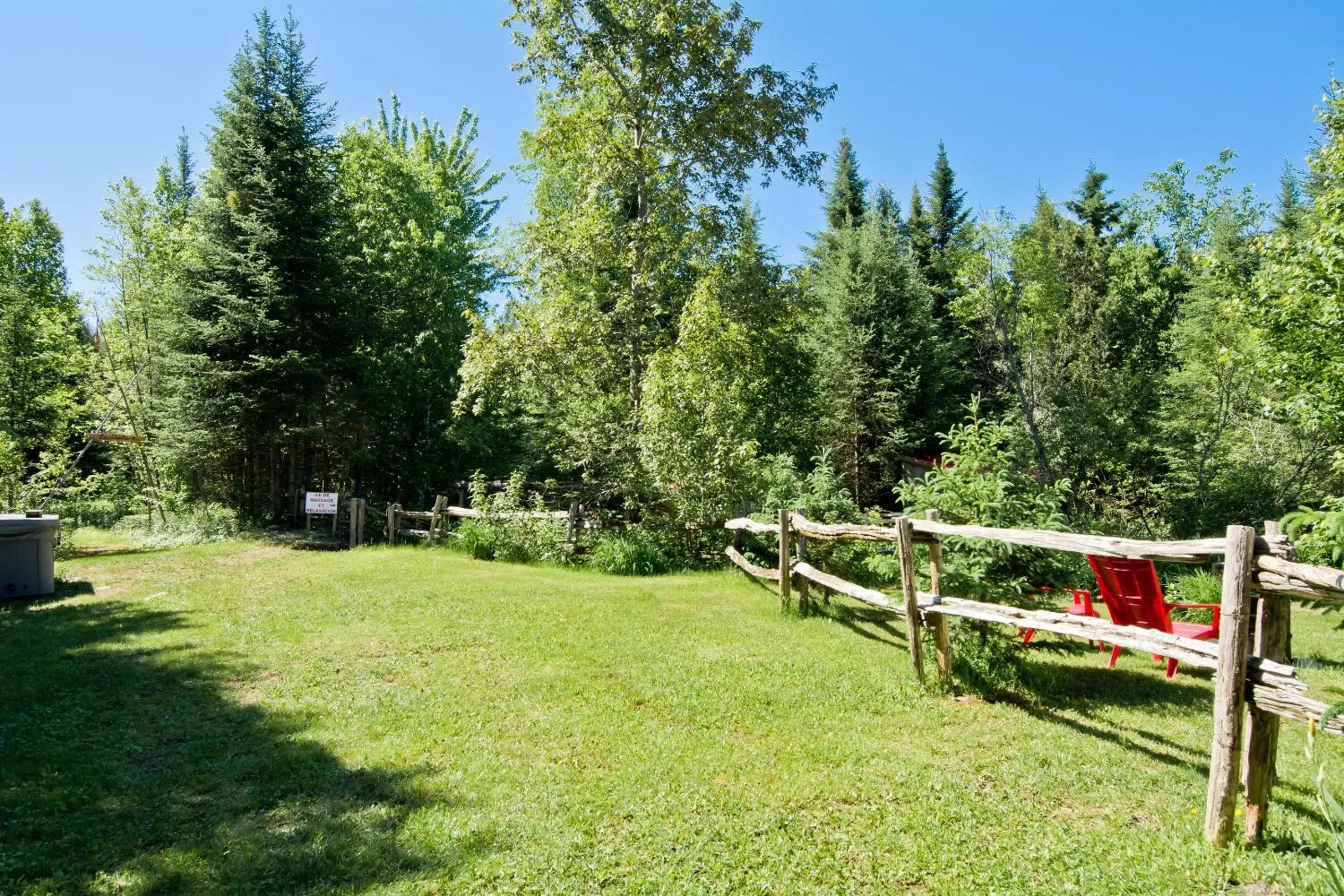 Garden in Camping Chalets Spas Pignons Rouges