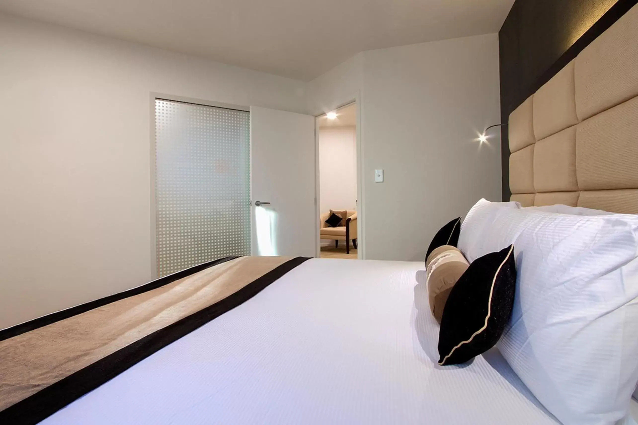 Bed in VR Queen Street Hotel & Suites