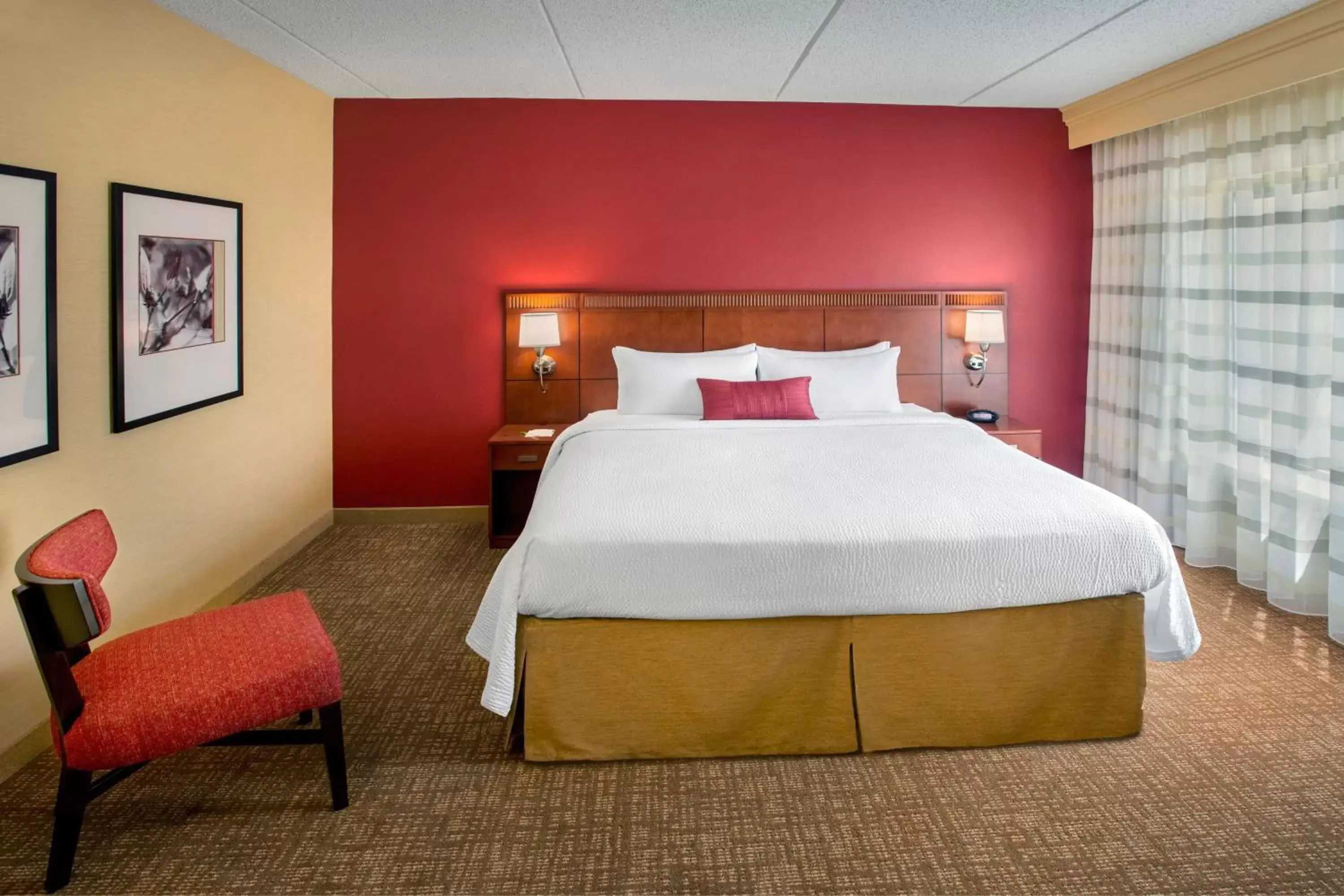 Photo of the whole room, Bed in Courtyard by Marriott Tarrytown Westchester County