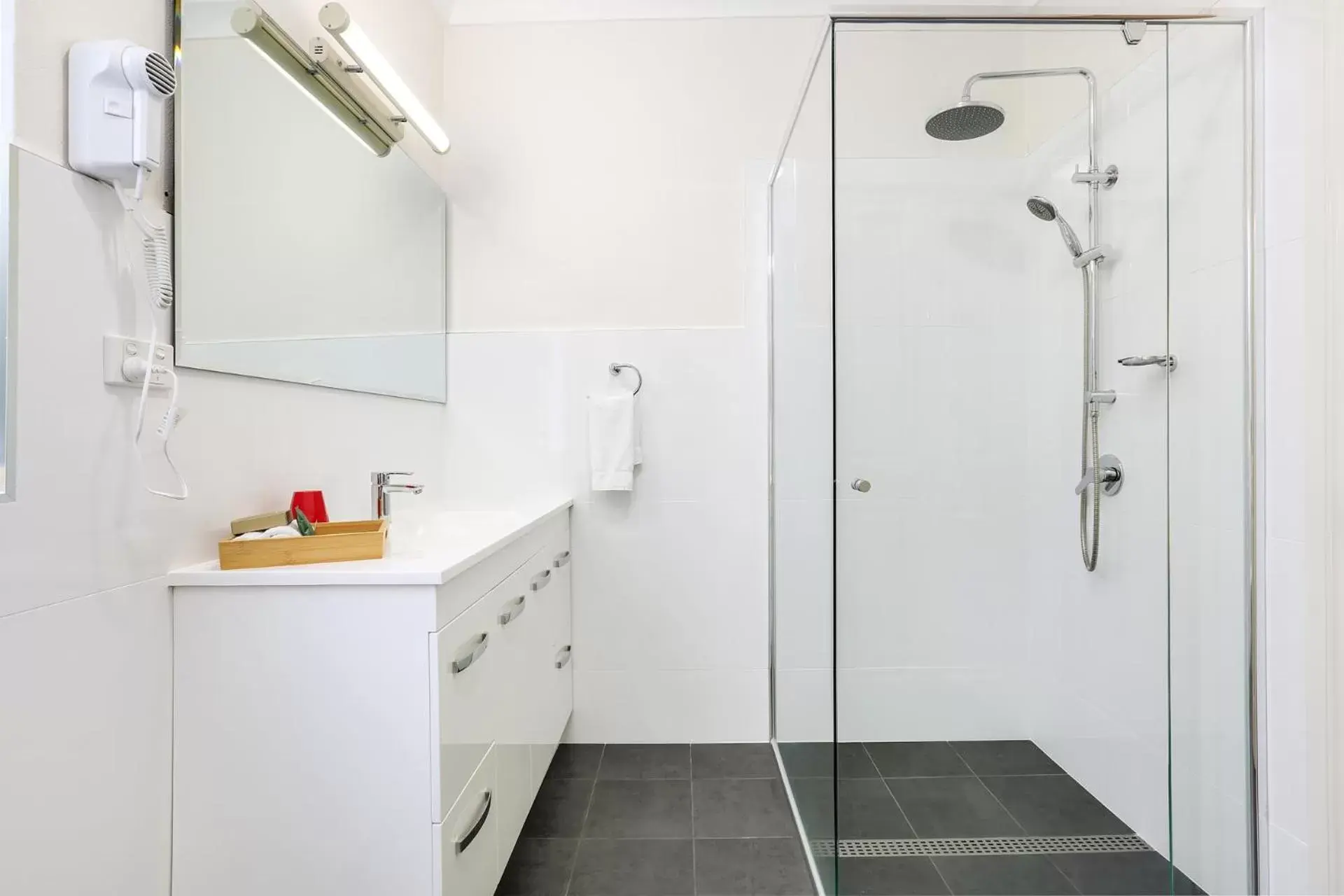 Photo of the whole room, Bathroom in Terralong Terrace Apartments