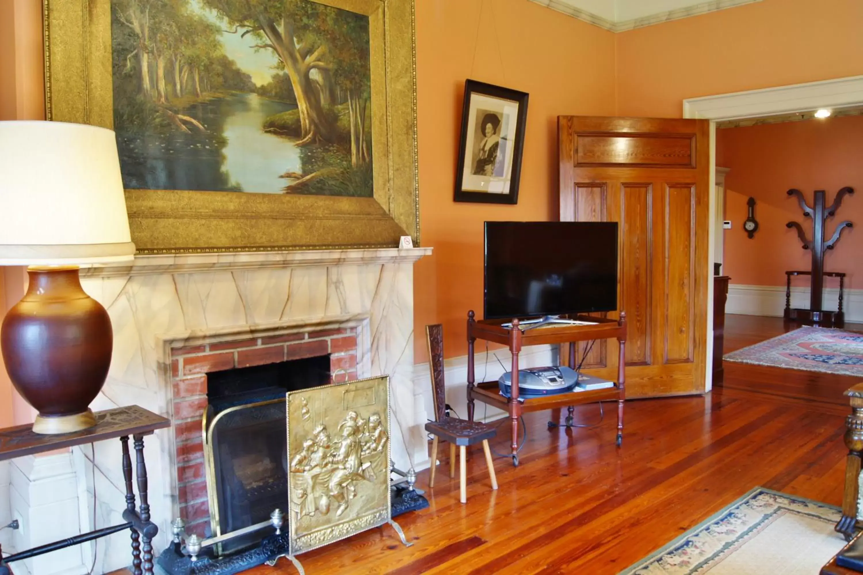 Communal lounge/ TV room, TV/Entertainment Center in Buxton Manor