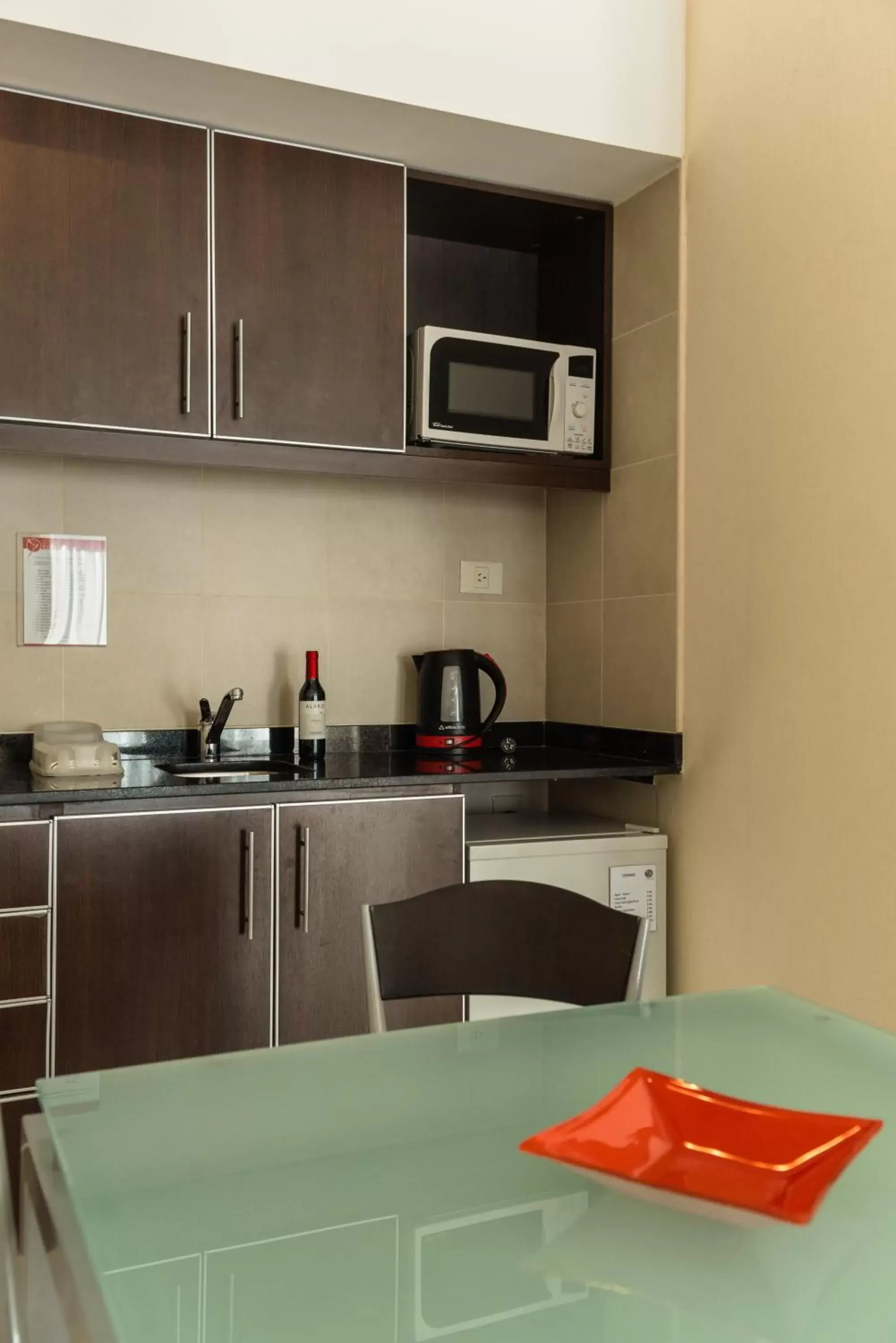 Dining area, Kitchen/Kitchenette in Icaro Suites