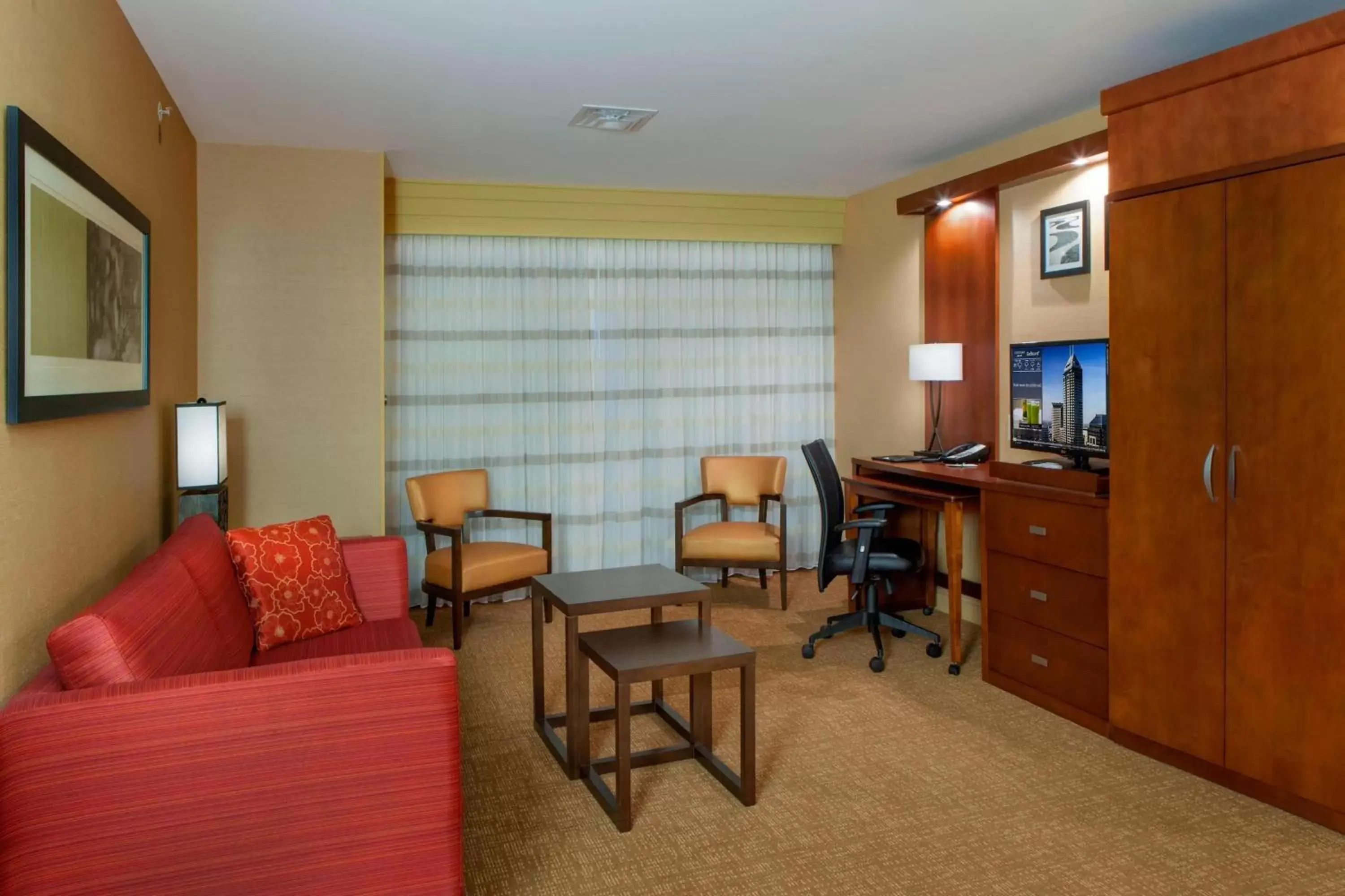 Photo of the whole room, Seating Area in Courtyard by Marriott Indianapolis Noblesville