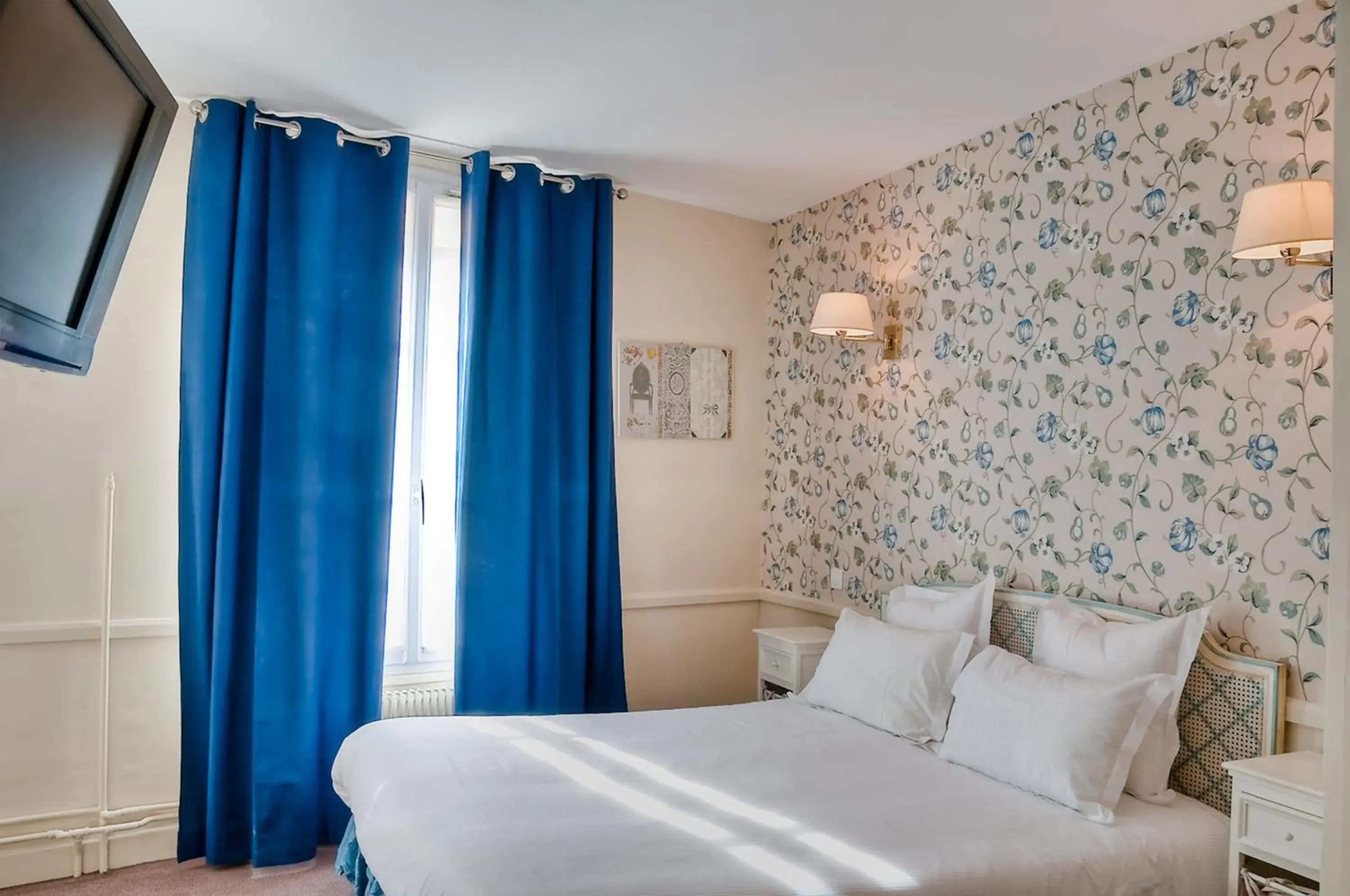 Photo of the whole room, Bed in Hotel De La Motte Picquet