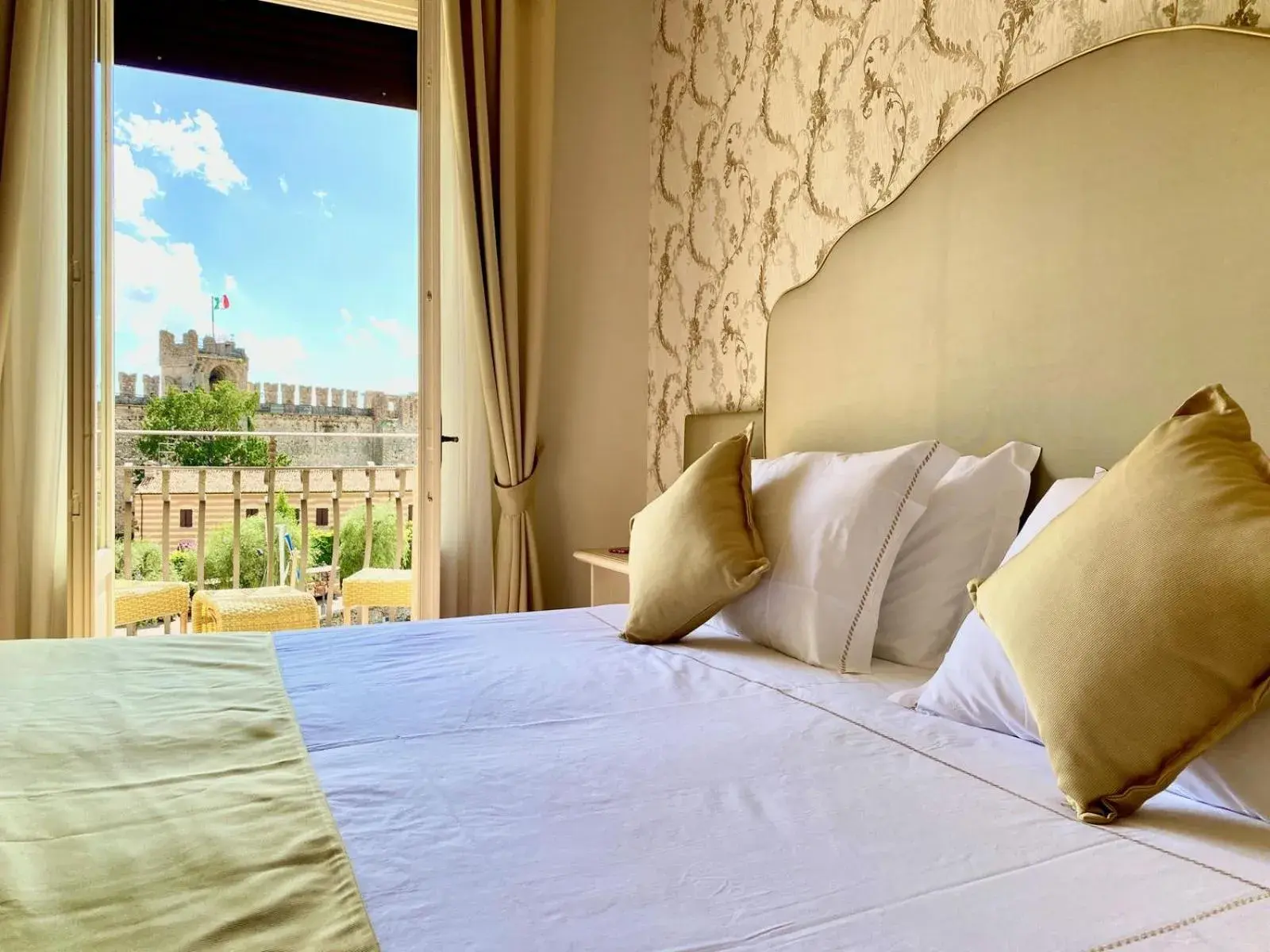 View (from property/room), Bed in Albergo Ristorante Gardesana ***S