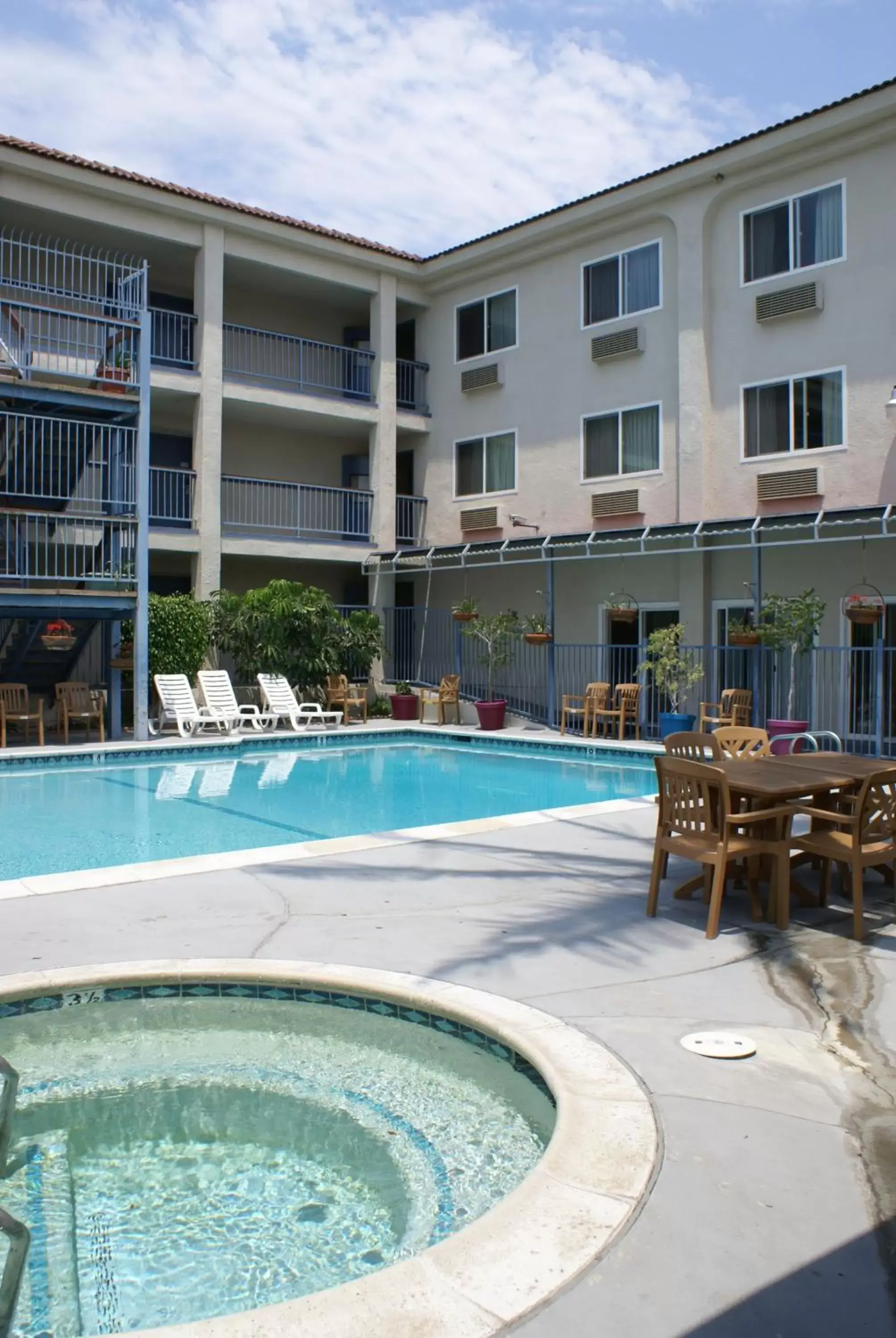 Swimming Pool in Brookhurst Plaza Inn