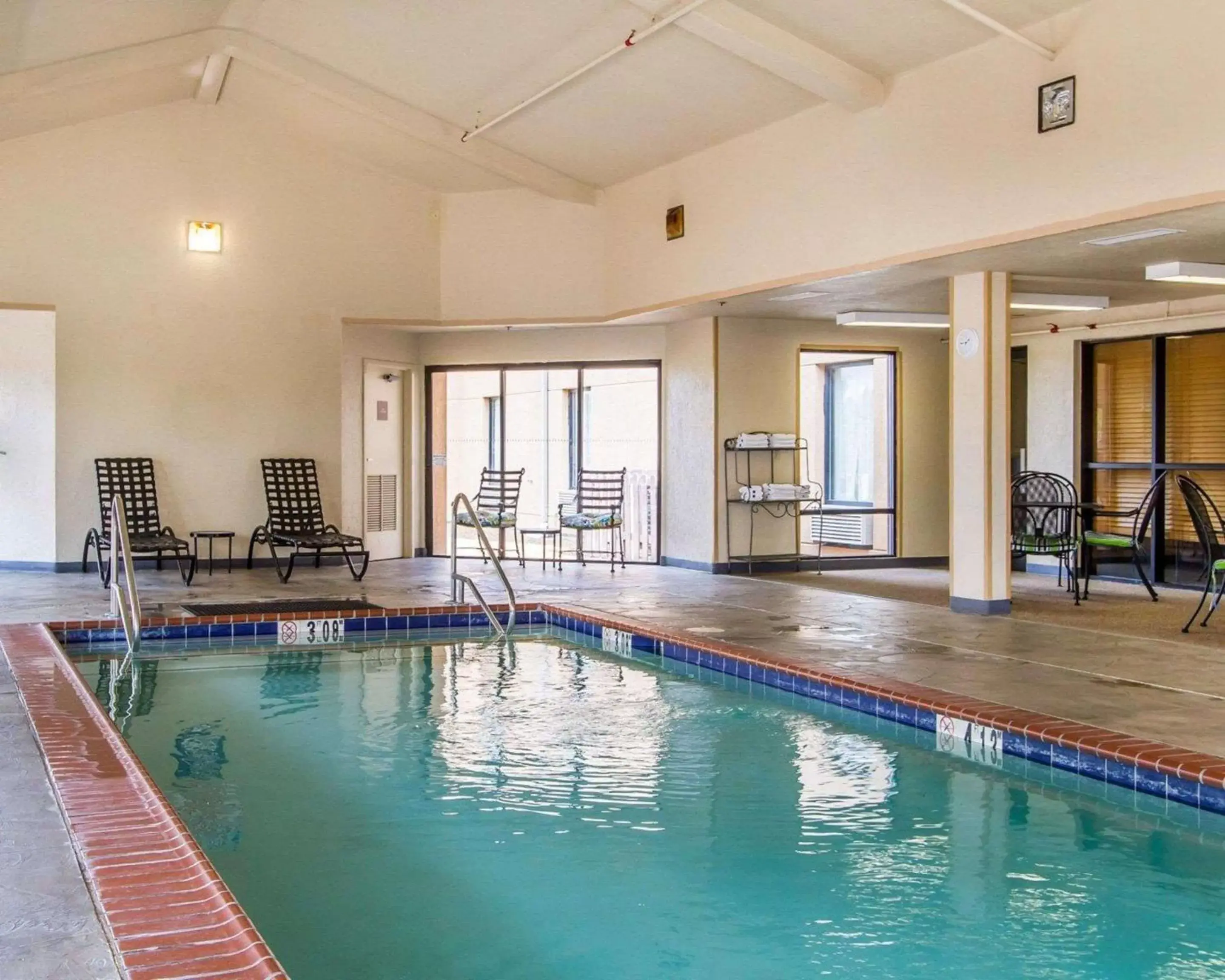 On site, Swimming Pool in Quality Inn & Suites Benton - Draffenville