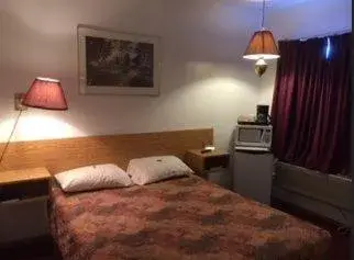 Bedroom, Room Photo in Macklin Motor Inn