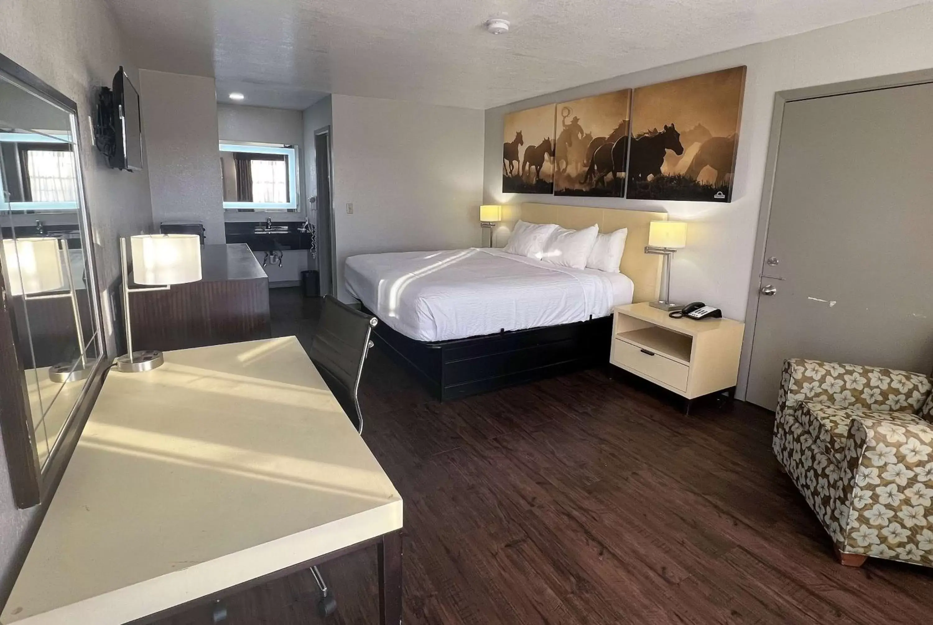 Photo of the whole room, Bed in Days Inn & Suites by Wyndham - Canton First Monday Trade Days