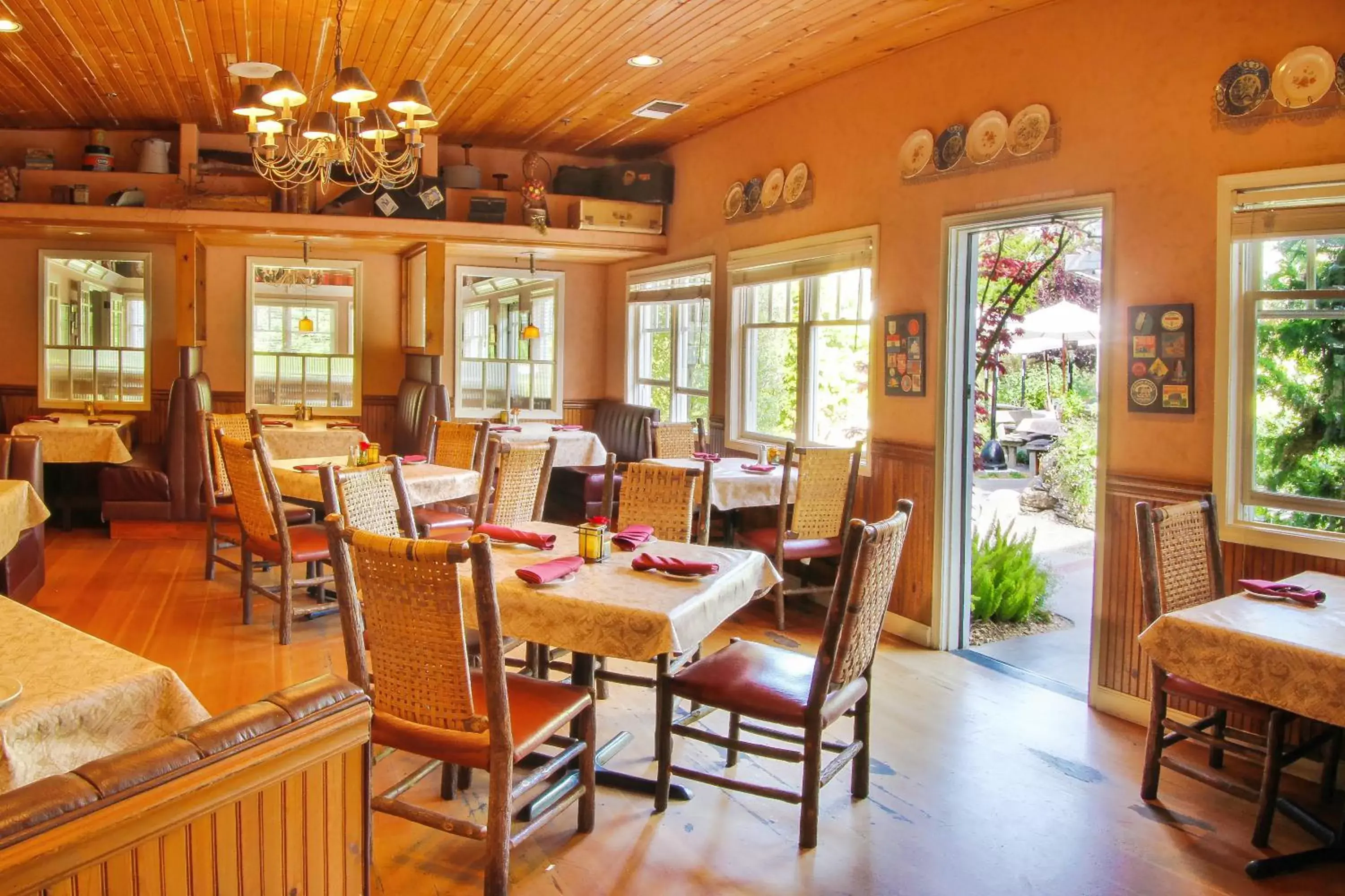 Restaurant/Places to Eat in Cambria Pines Lodge