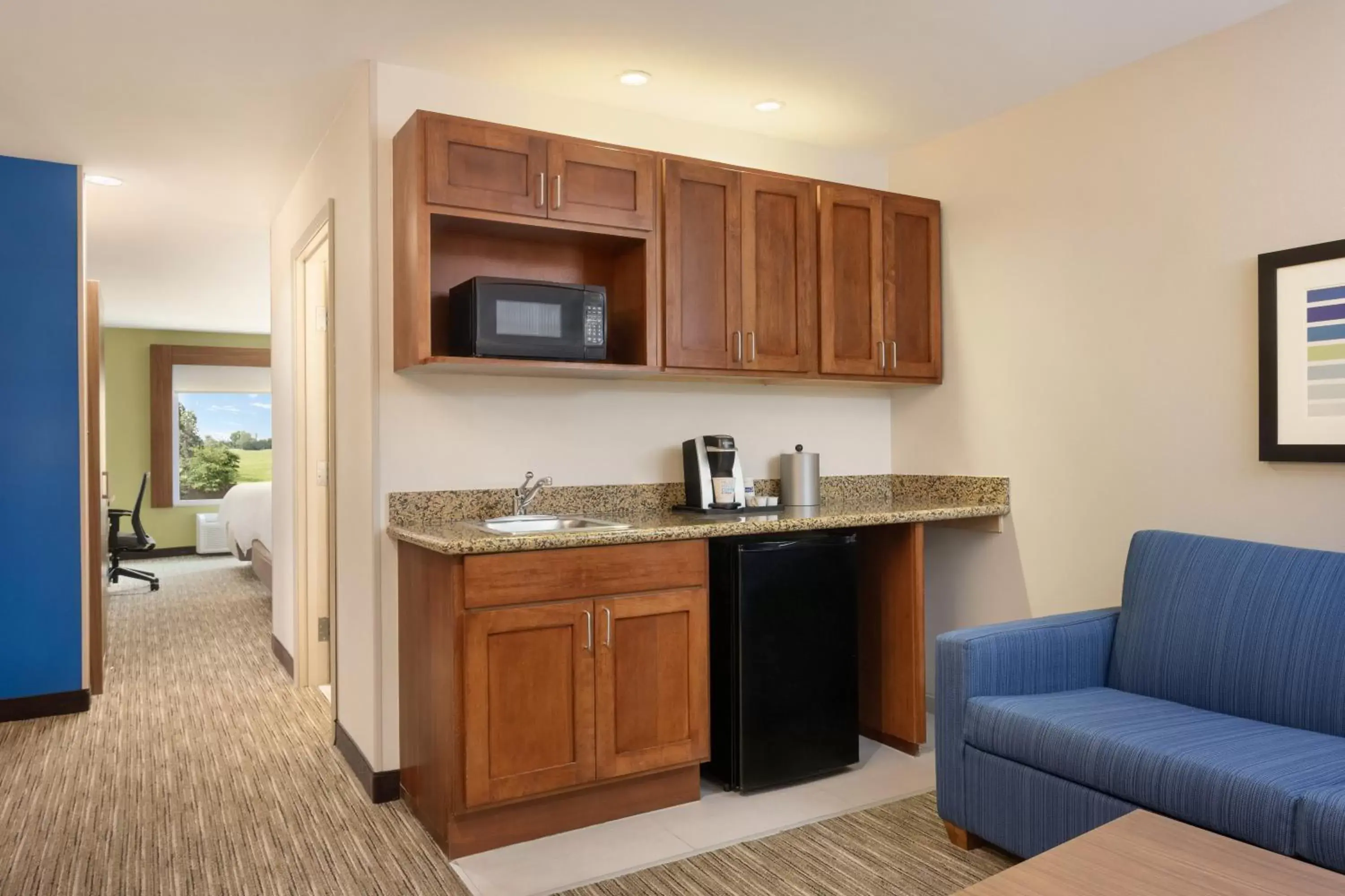 Photo of the whole room, Kitchen/Kitchenette in Holiday Inn Express & Suites Searcy, an IHG Hotel