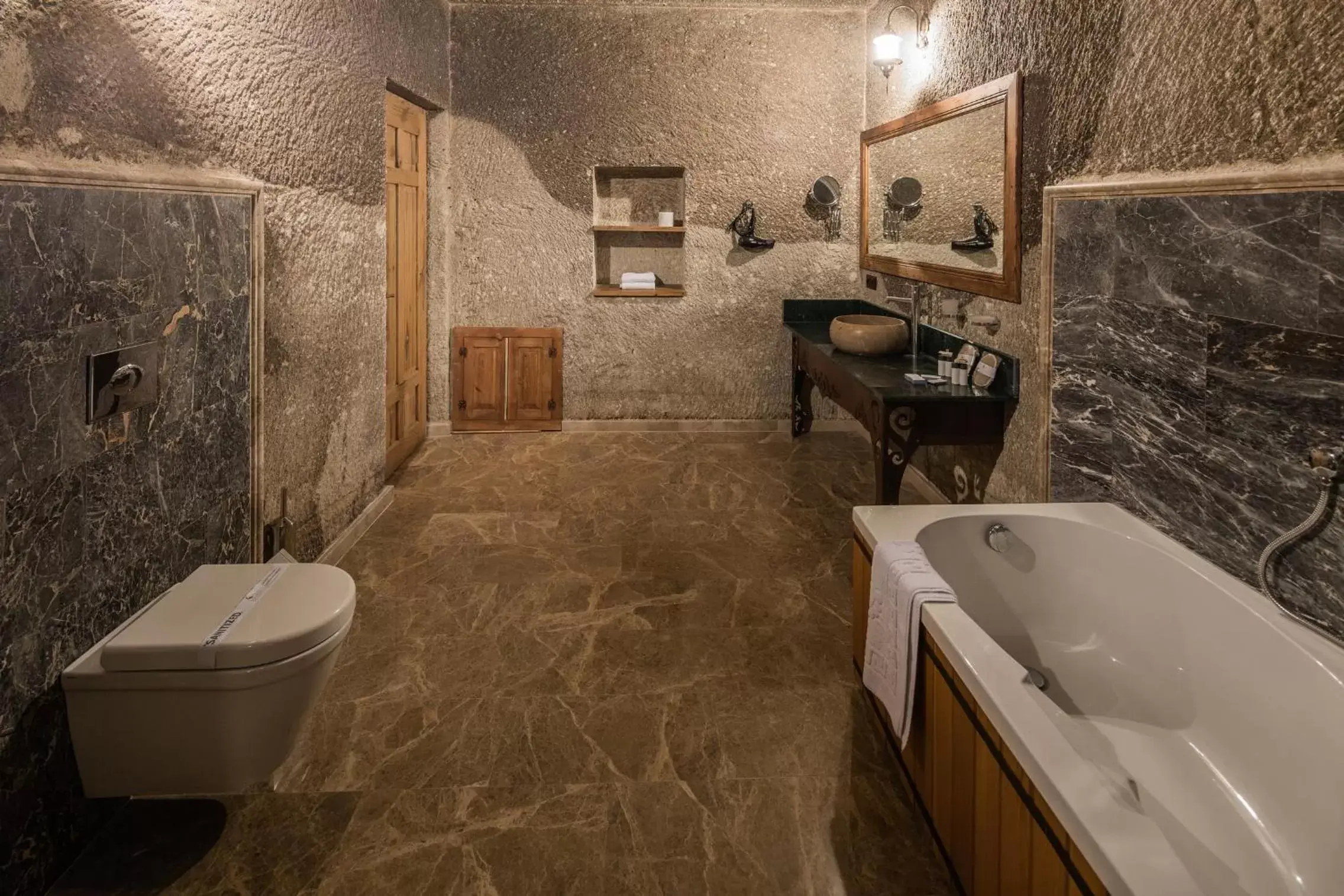 Hot Tub, Bathroom in Lunar Cappadocia Hotel