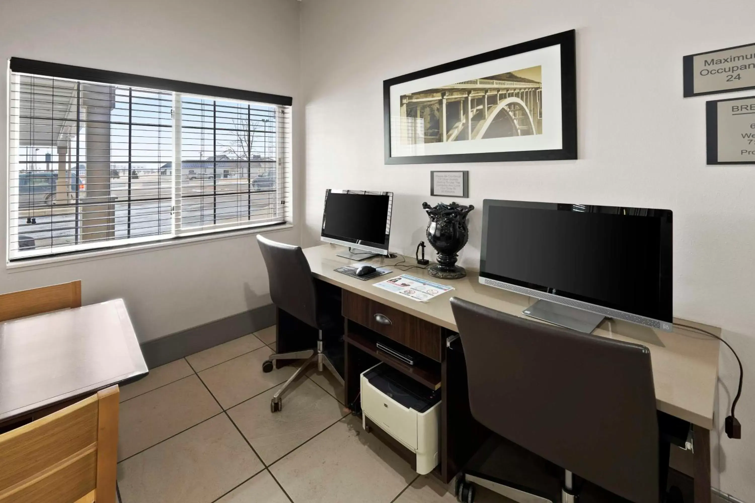 Business facilities, TV/Entertainment Center in Country Inn & Suites by Radisson, Watertown, SD