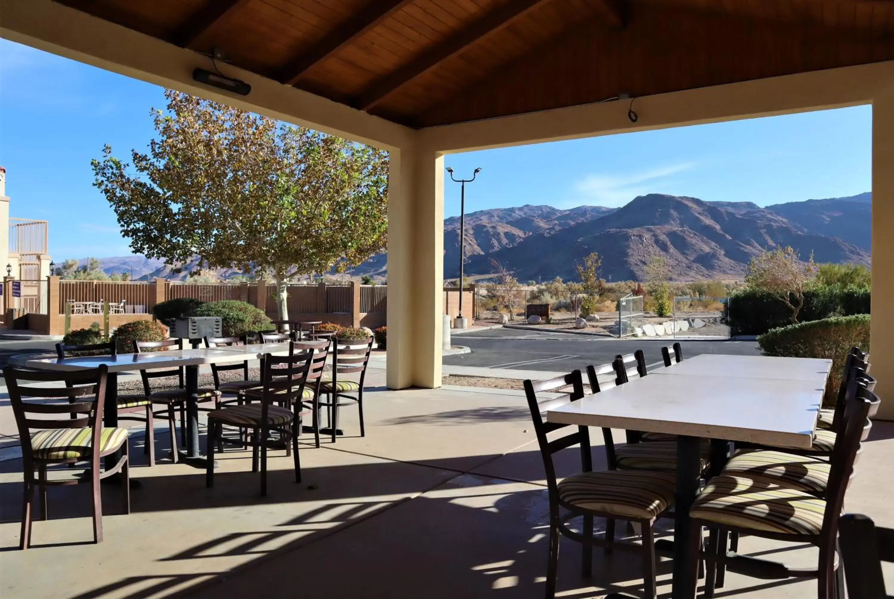 Patio, Restaurant/Places to Eat in Oasis Inn and Suites Joshua Tree -29 Palms