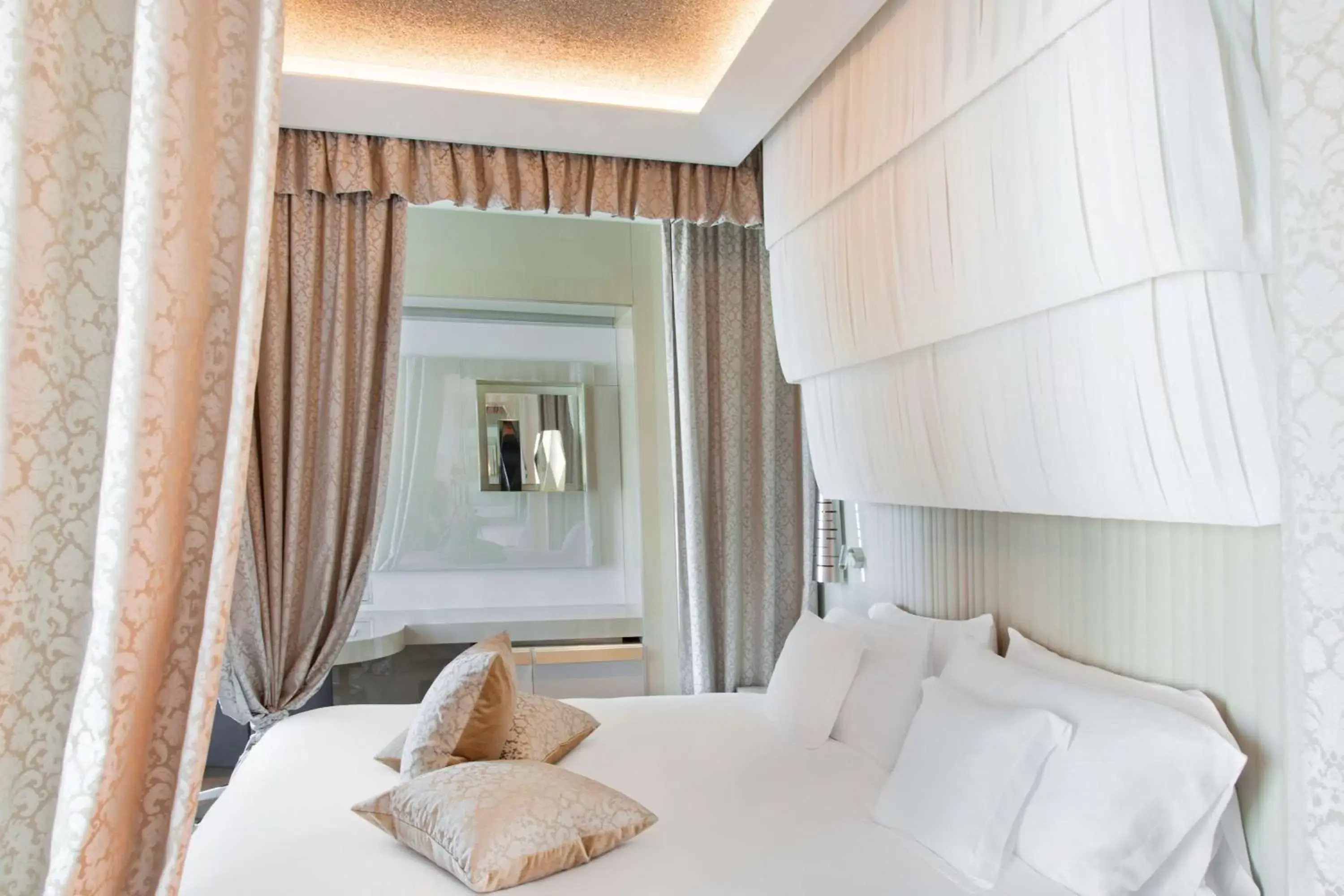 Bedroom, Bed in Excelsior Hotel Gallia, a Luxury Collection Hotel, Milan