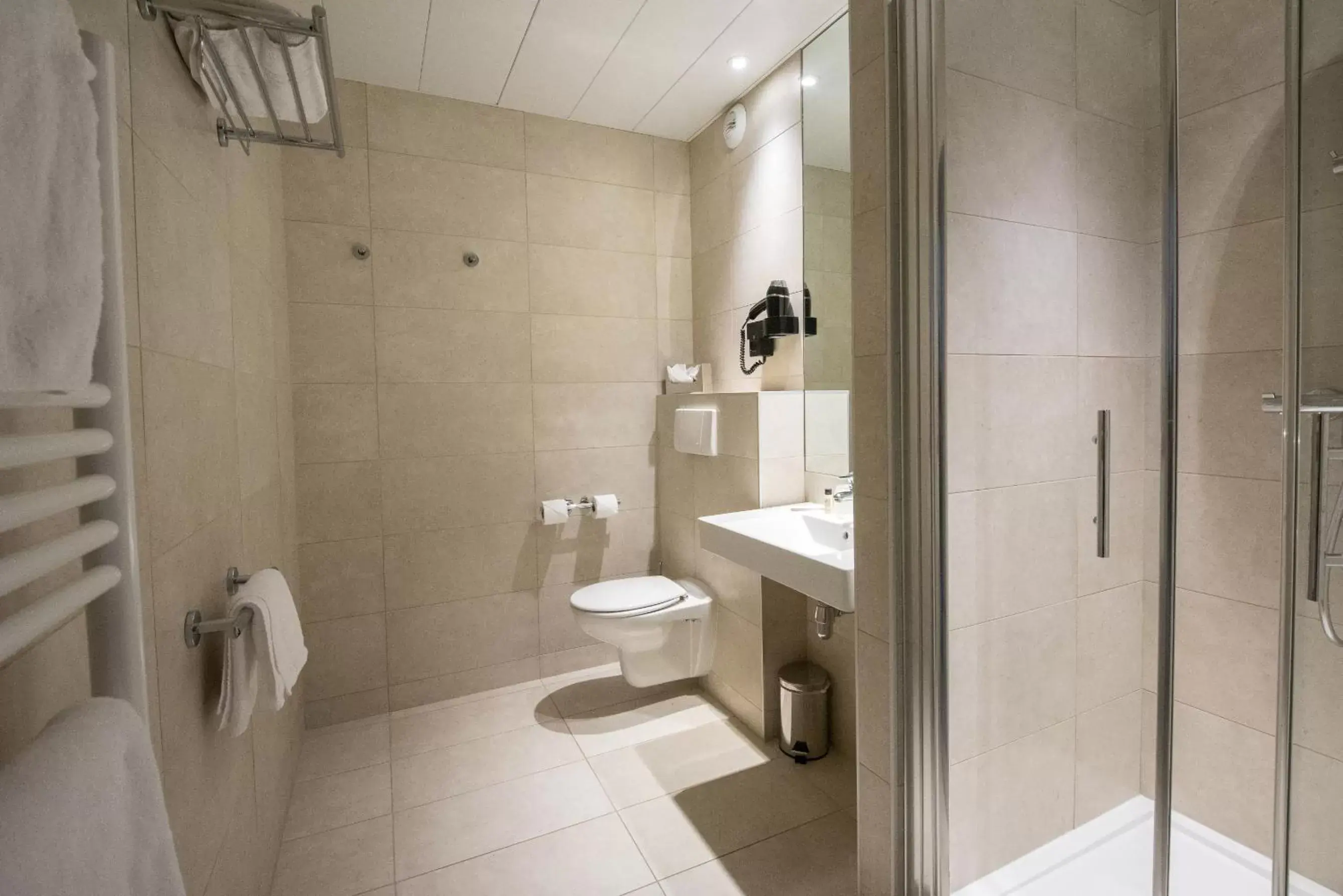 Shower, Bathroom in Hôtel Vacances Bleues Royal Westminster