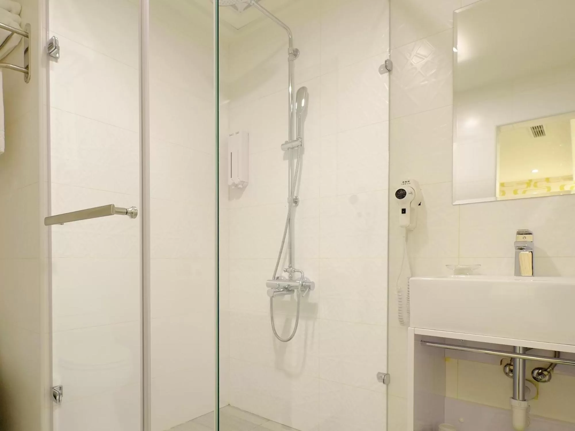 Shower in Hotel Puri Taipei Station Branch