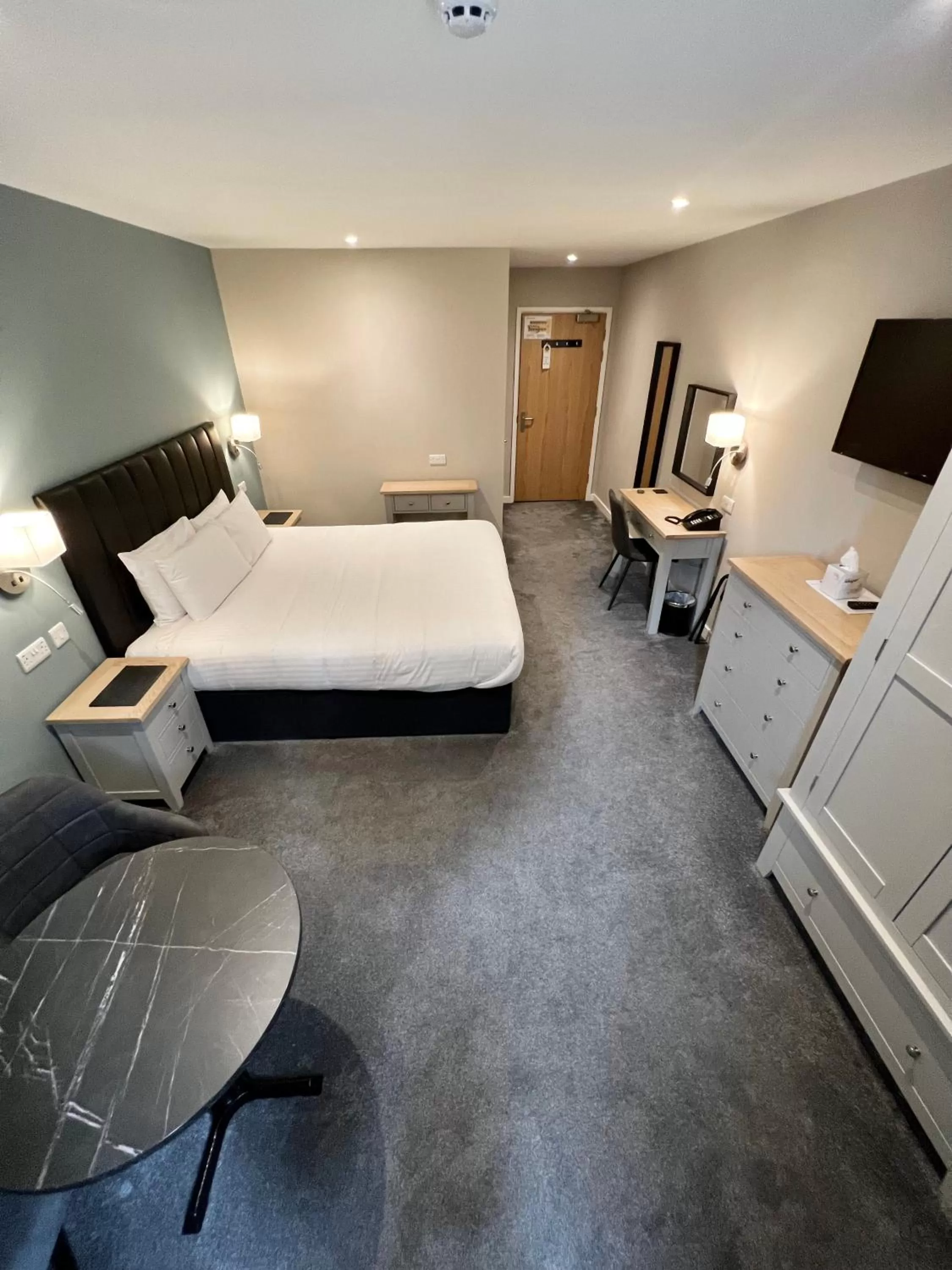 Bedroom, Bed in South Lawn Hotel