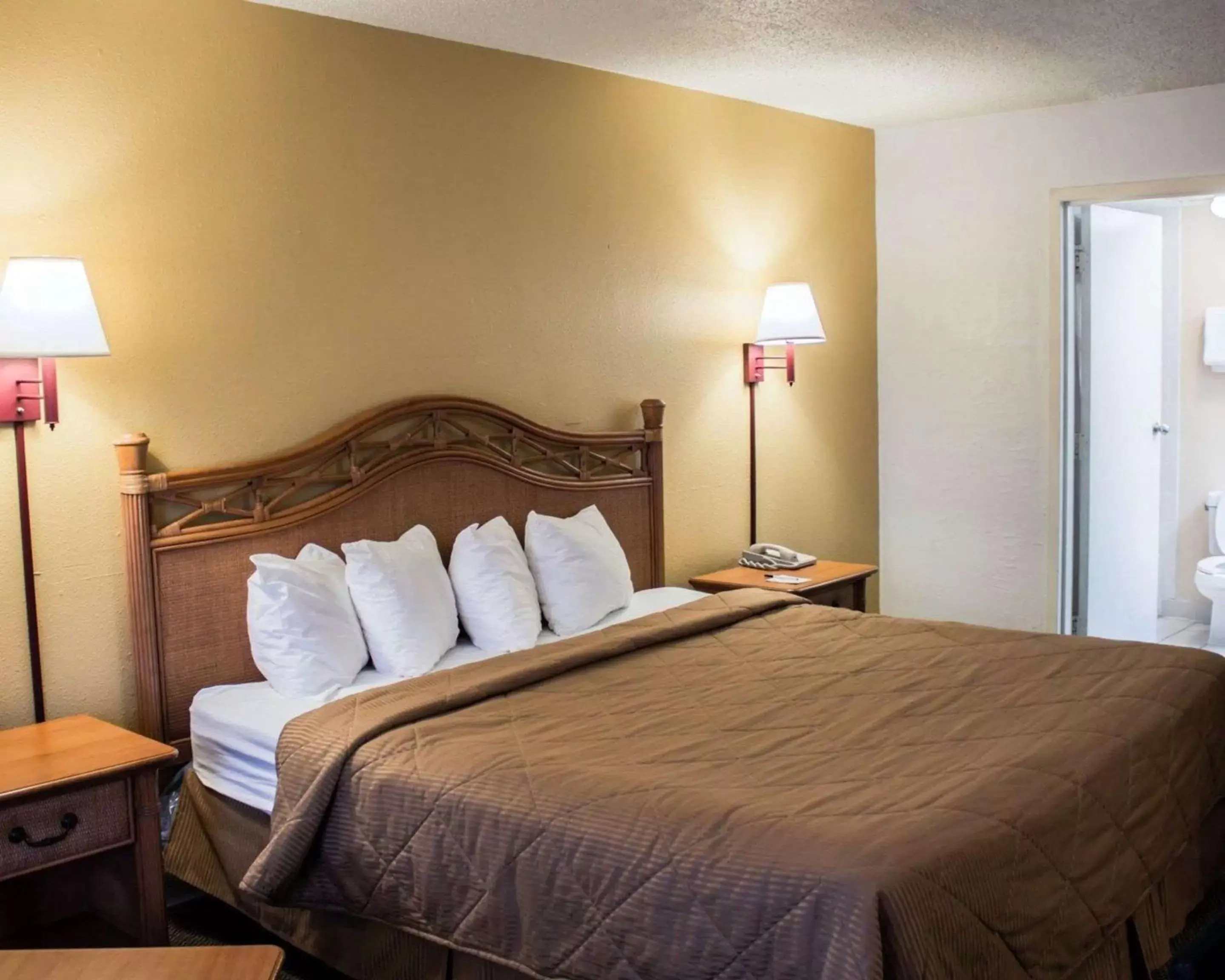 Photo of the whole room, Bed in Quality Inn & Suites St Augustine Beach